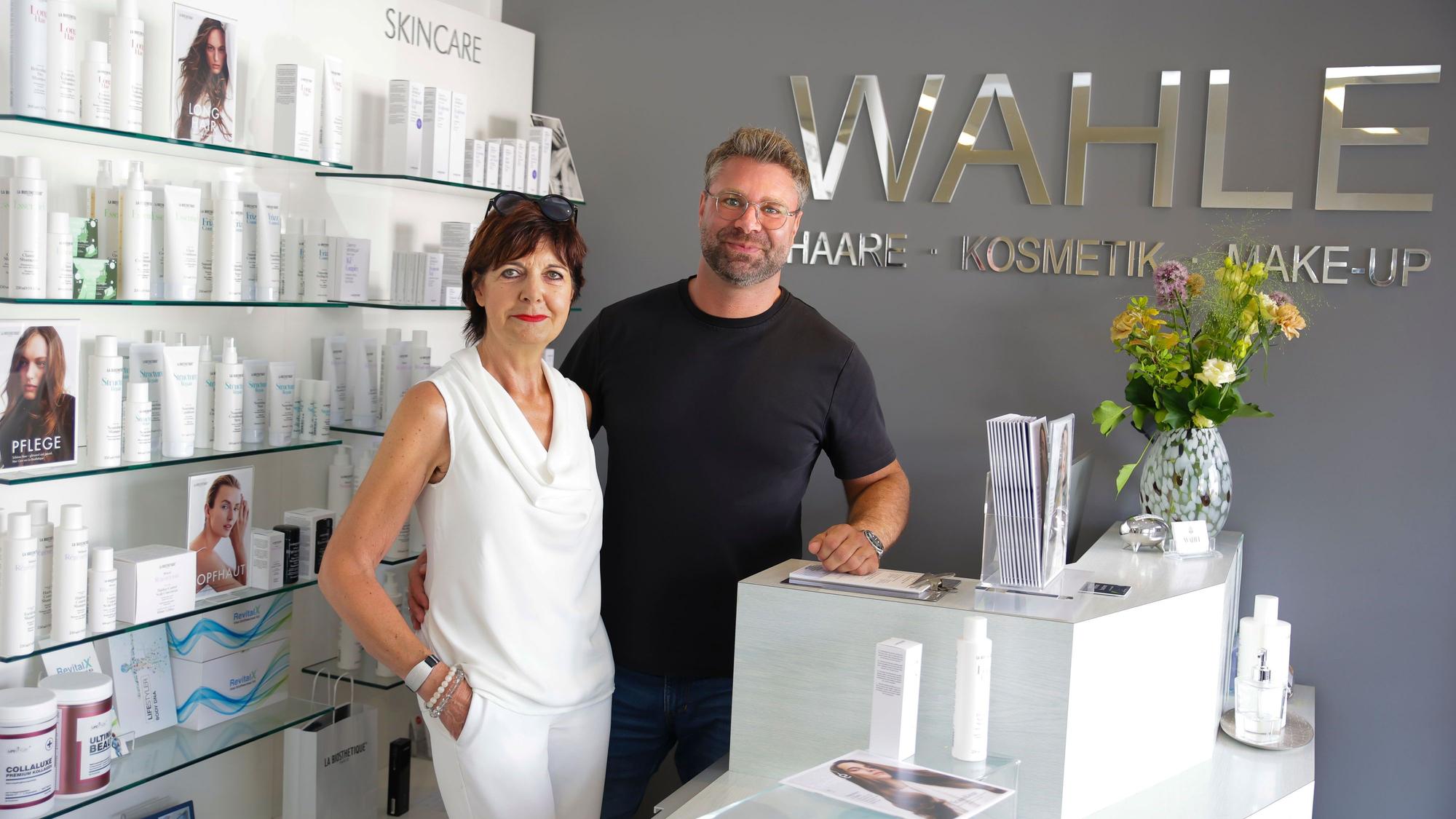 Gudrun Wahle (in 4. Generation aktiv) mit Sohn René Wahle. Der Friseursalon besteht seit 1885.