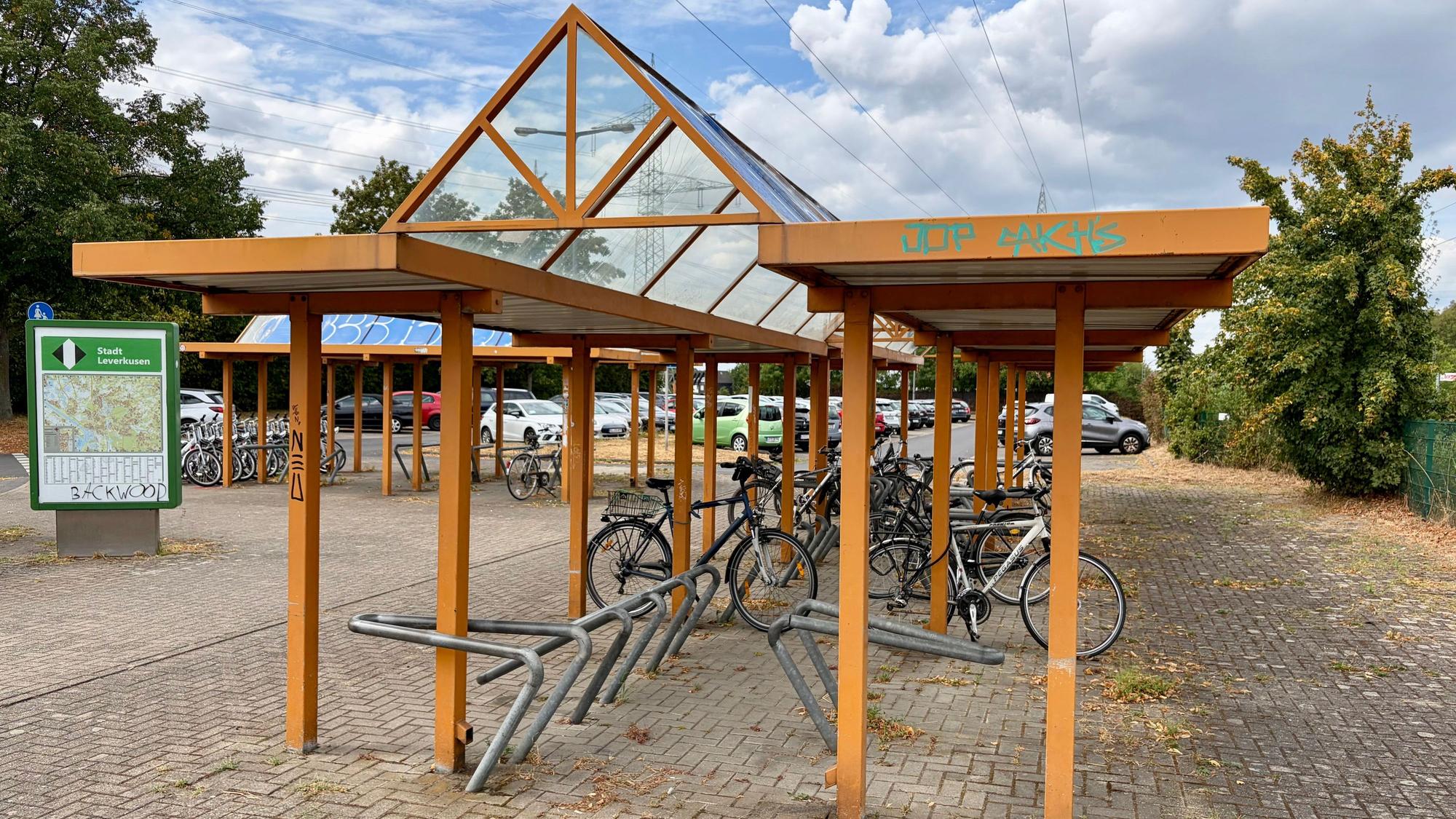 Fahrradabstellanlage an der S-Bahn-Station Rheindorf