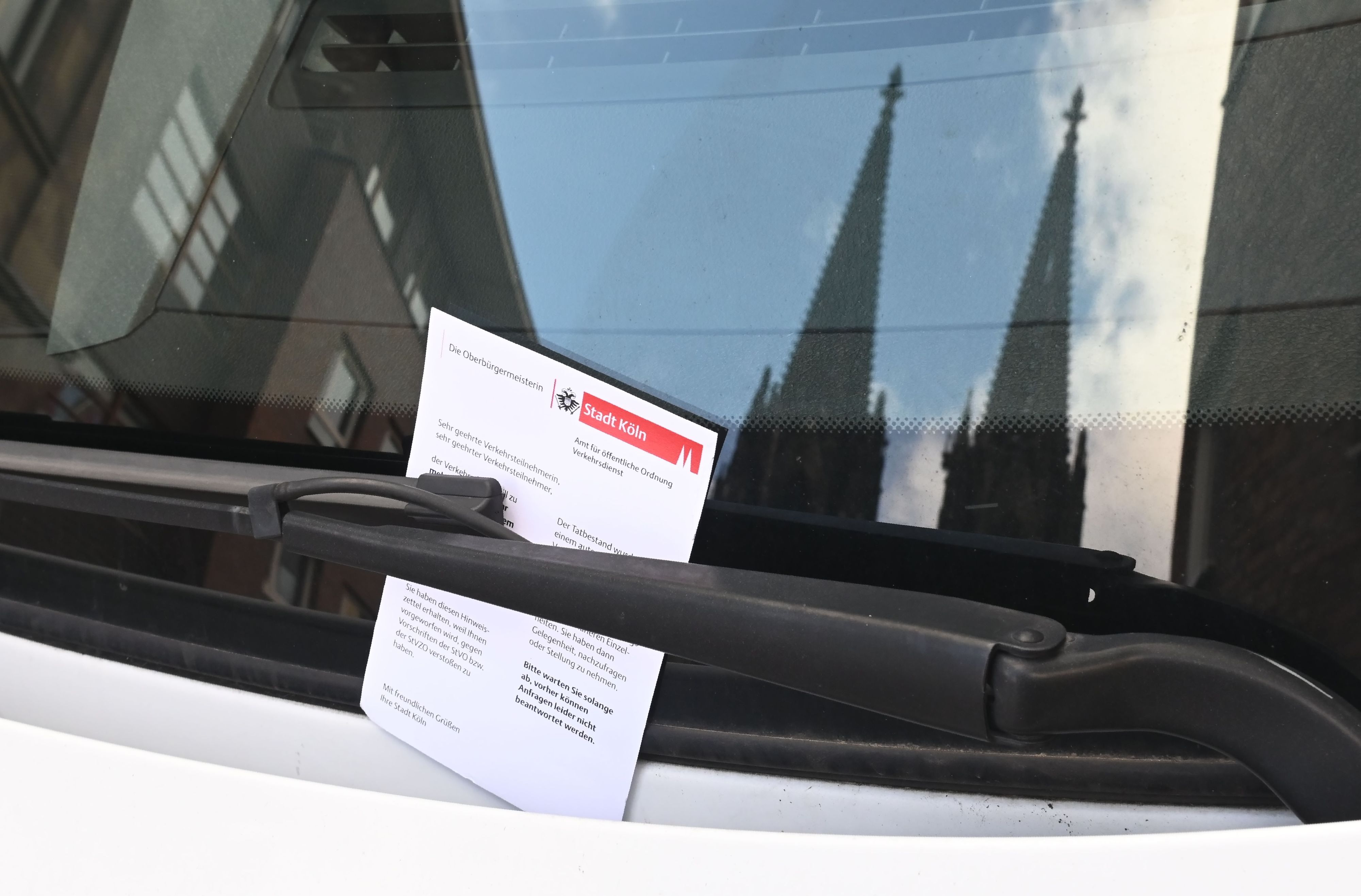 Wenn die Parkkontrolle digitalisiert würde, fänden Falschparker in Köln solche Zettel nicht mehr an ihrer Windschutzscheibe. (Symbolbild)