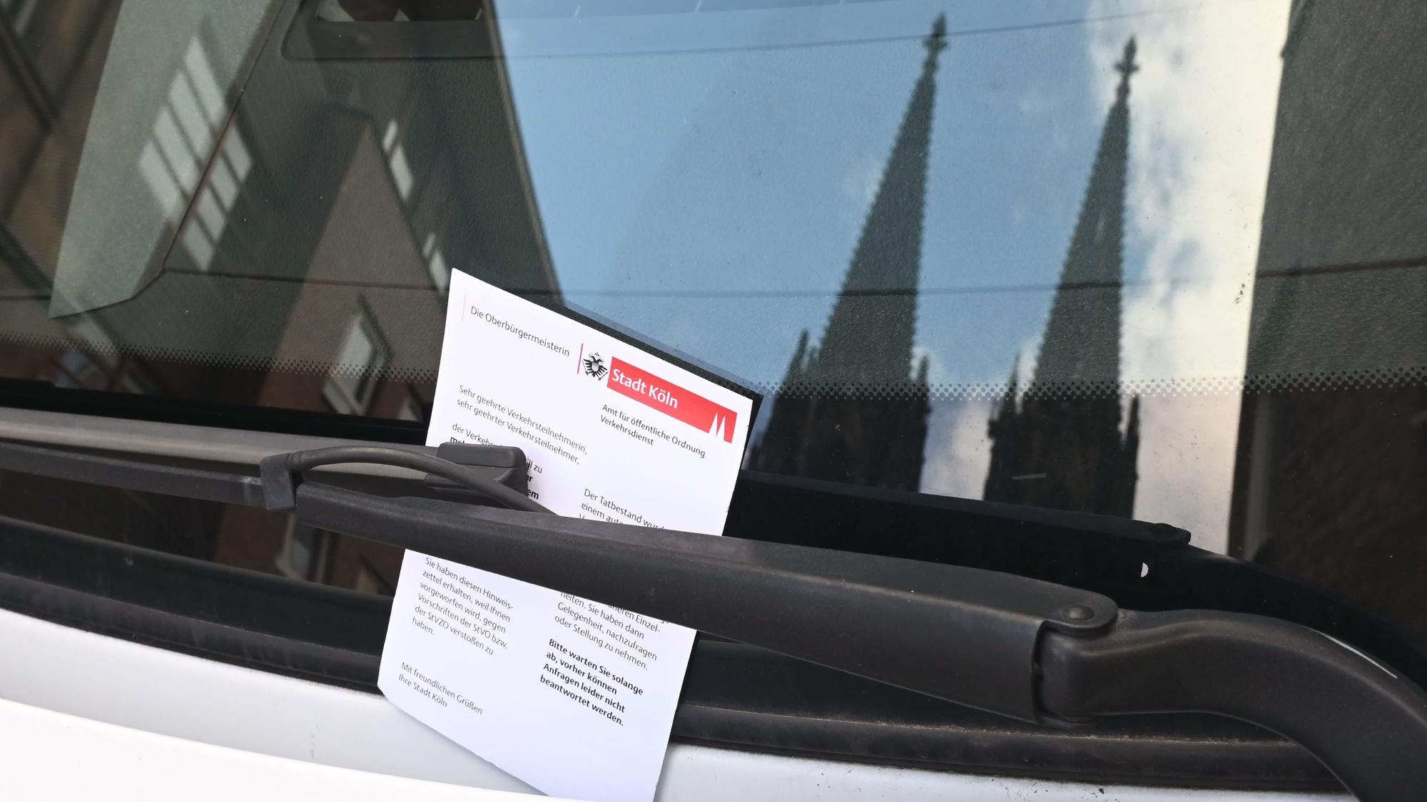 Wenn die Parkkontrolle digitalisiert würde, fänden Falschparker in Köln solche Zettel nicht mehr an ihrer Windschutzscheibe. (Symbolbild)