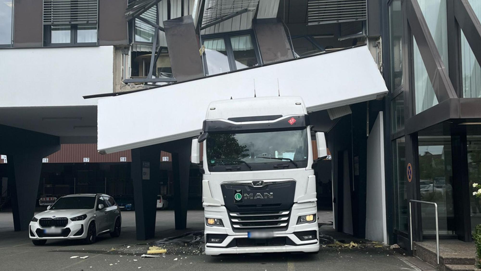 Lkw reißt Fassade herunter