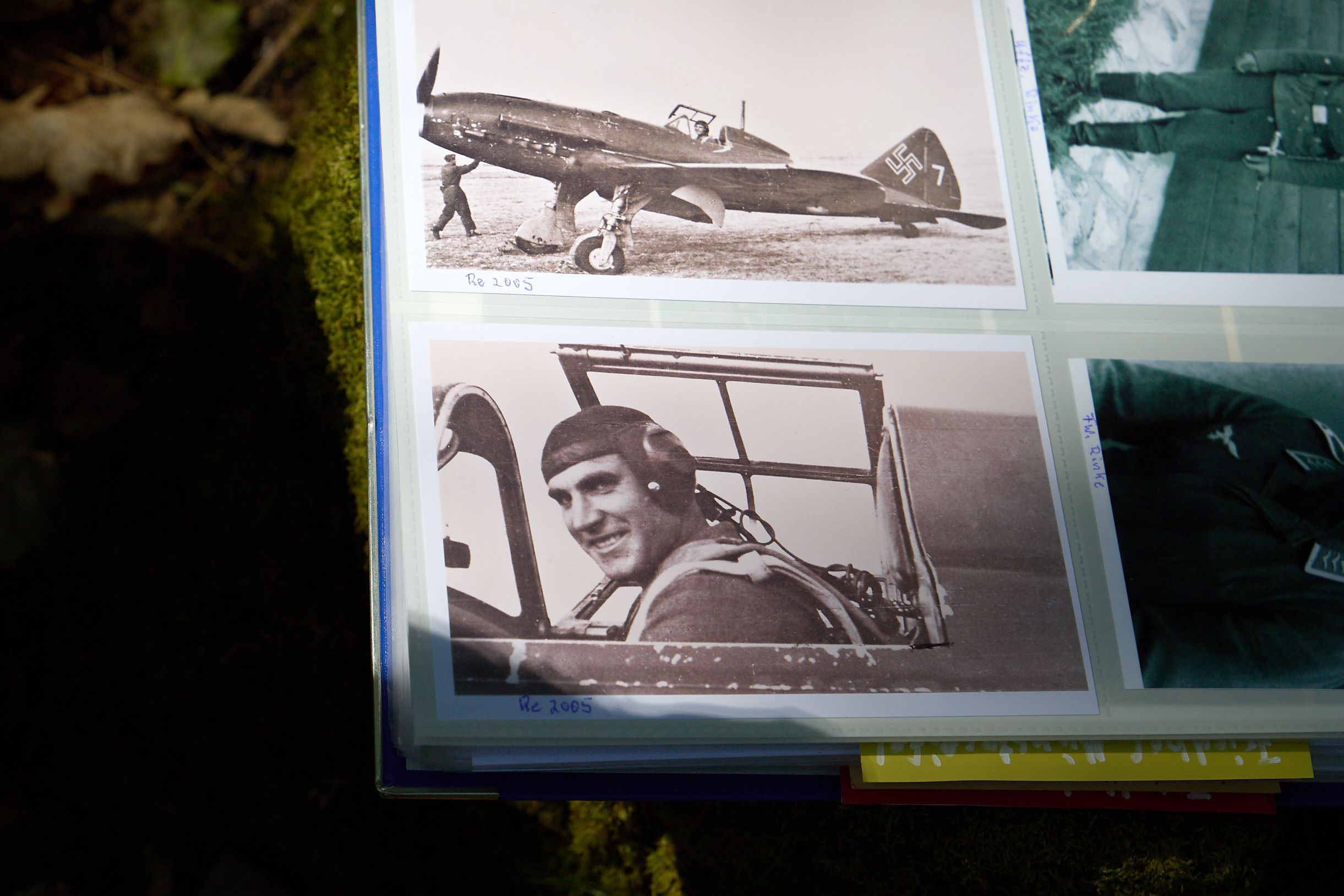 Zwei Fotos aus einem alten Album zeigen einmal den Piloten und einmal das Flugzeug.