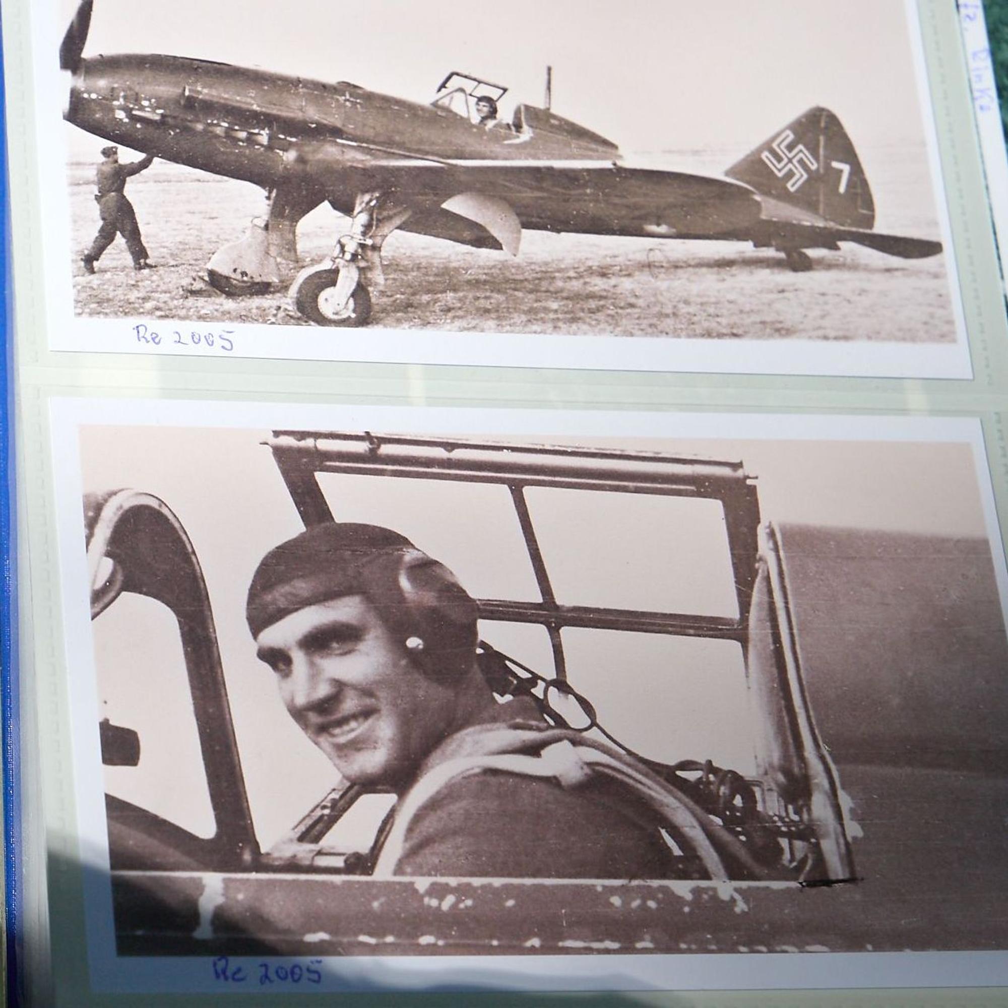 Zwei Fotos aus einem alten Album zeigen einmal den Piloten und einmal das Flugzeug.