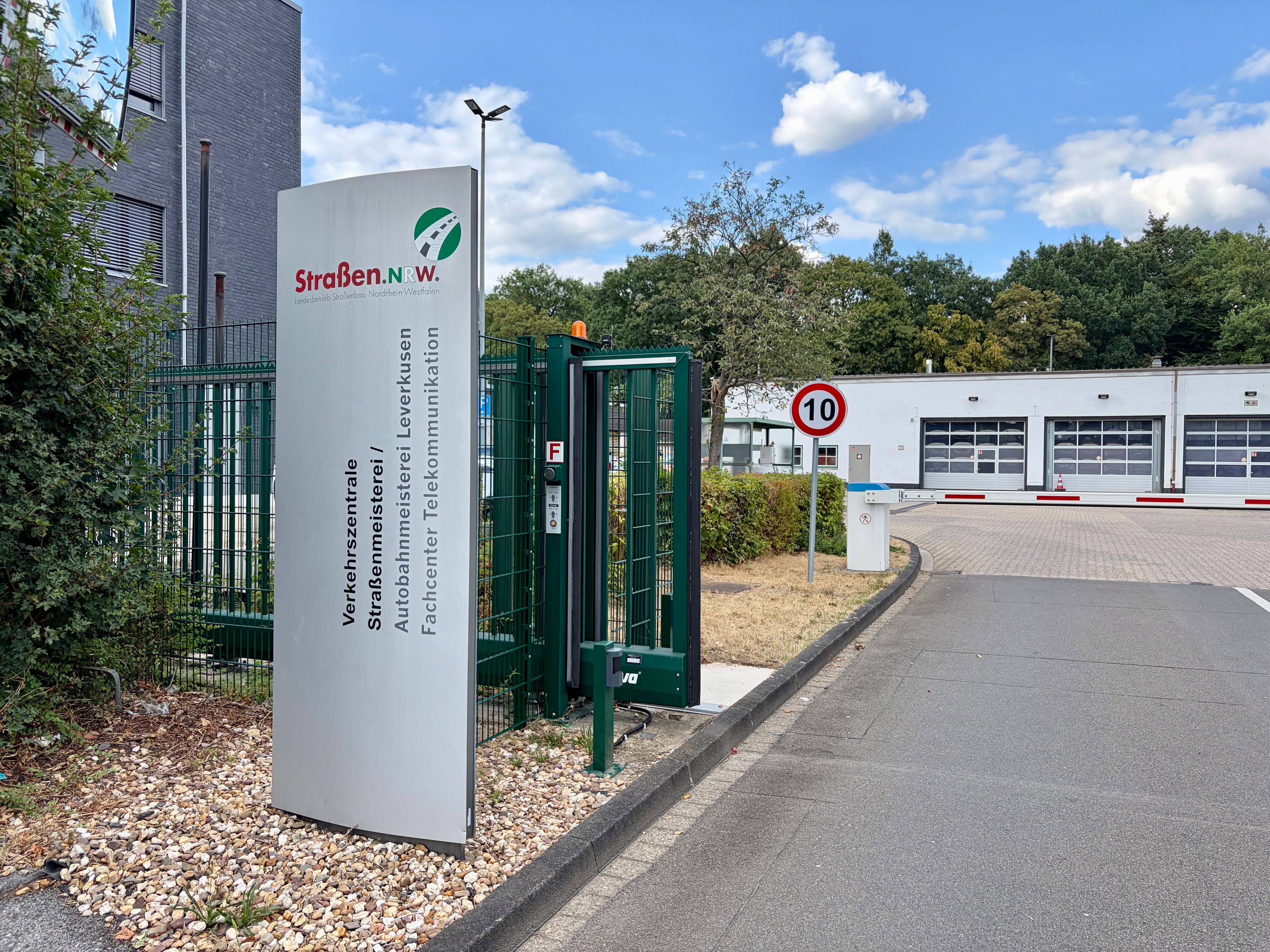 Die Zufahrt zur Verkehrsleitzentrale und zur Autobahnmeisterei Leverkusen an der Bonner Straße in Opladen