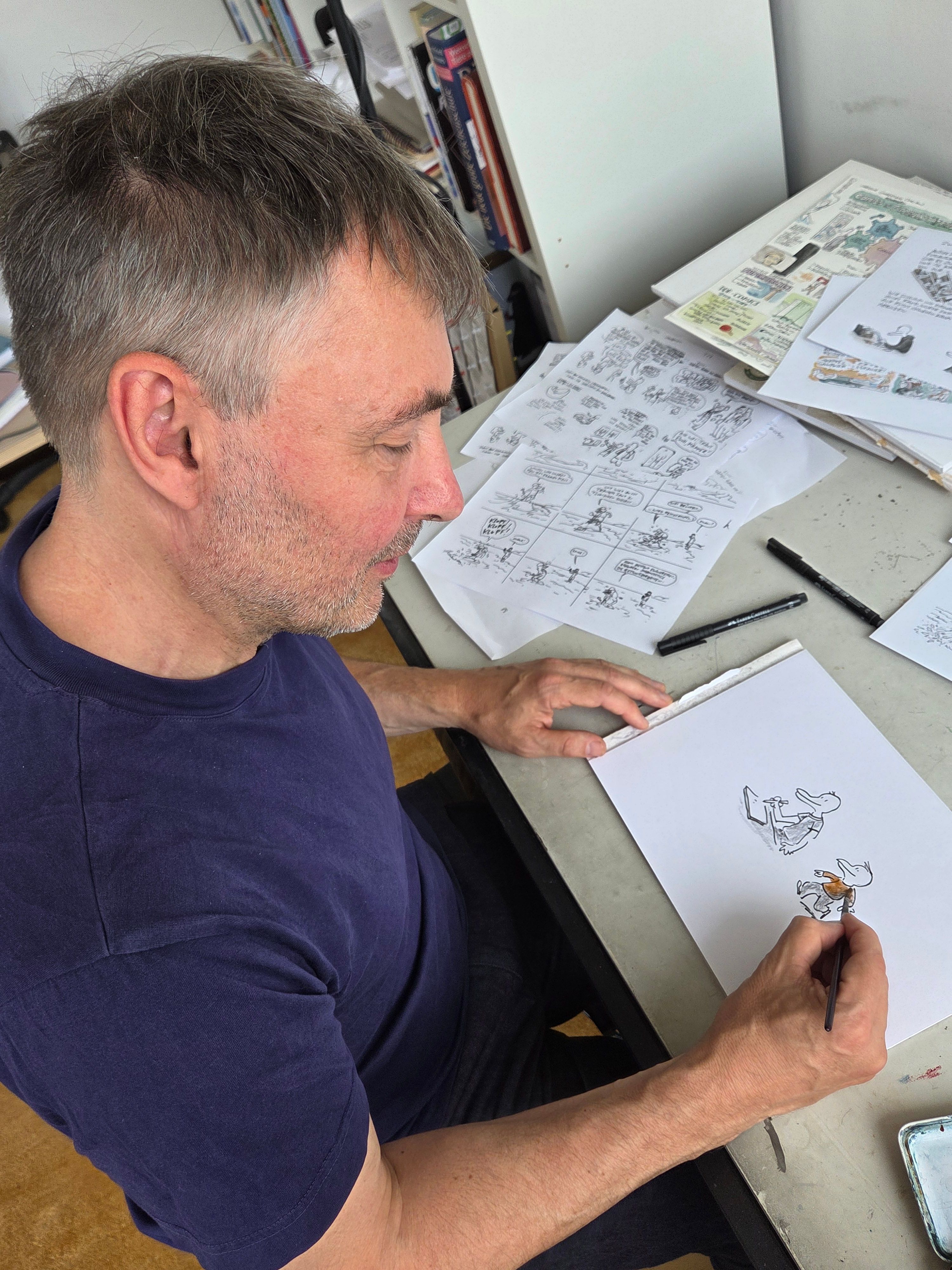 Der Comic-Zeichner Leo Leowald setzt heute wieder mehr auf Handarbeit, zum Beispiel beim Kolorieren der einzelnen Szenen.