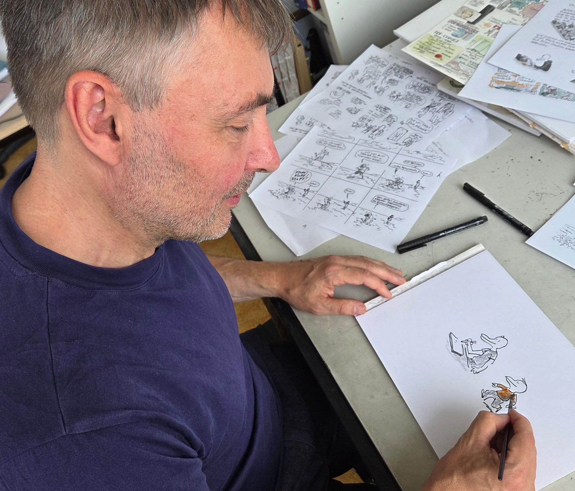 Der Comic-Zeichner Leo Leowald setzt heute wieder mehr auf Handarbeit, zum Beispiel beim Kolorieren der einzelnen Szenen.