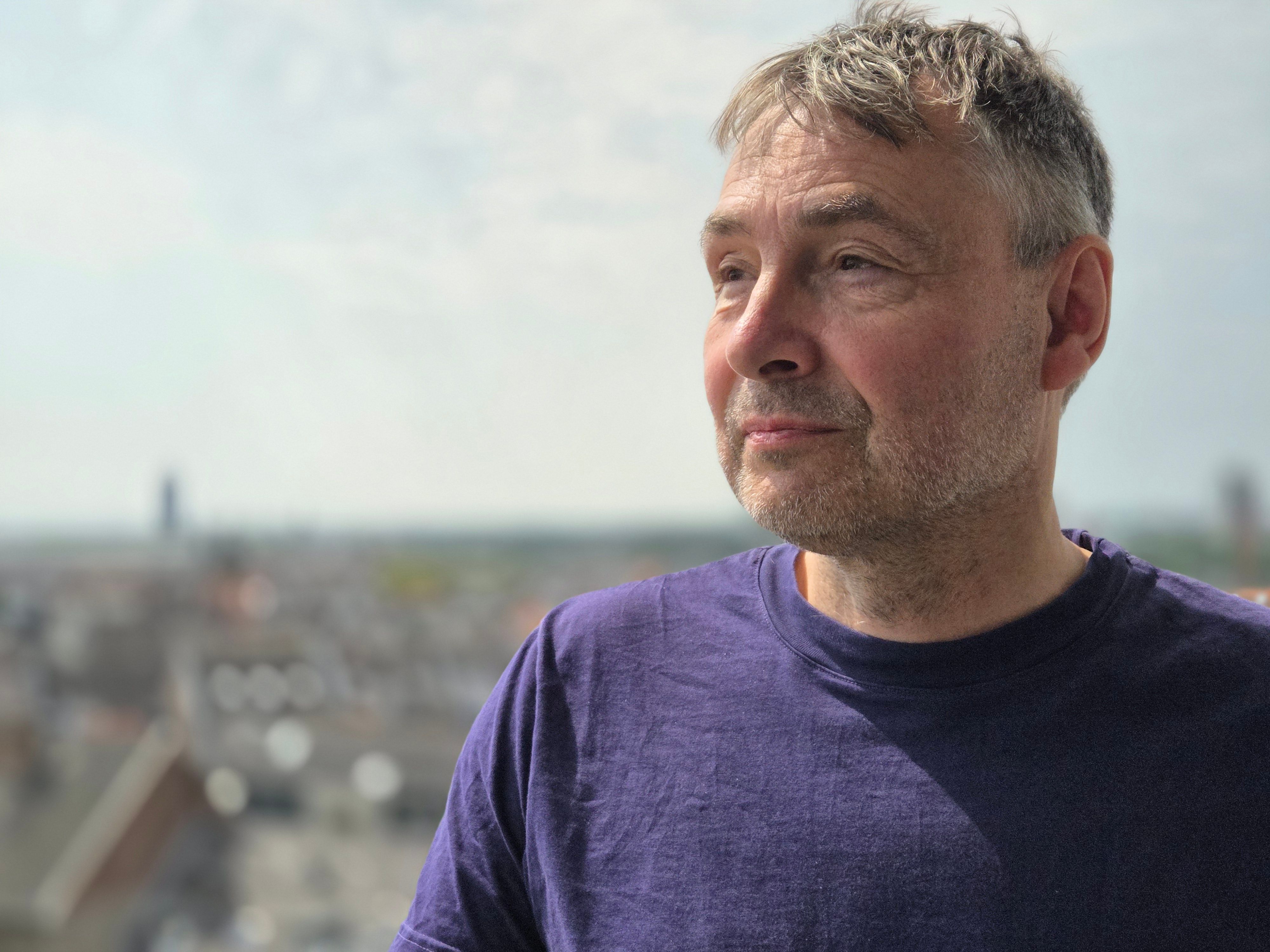 Der Comic-Zeichner, Illustrator und Künstler Leo Leowald stammt aus Niederseßmar, einem Stadtviertel von Gummersbach. Heute lebt und arbeitet er in Köln. Sein Atelier thront über dem Karolingerring in der Südstadt.