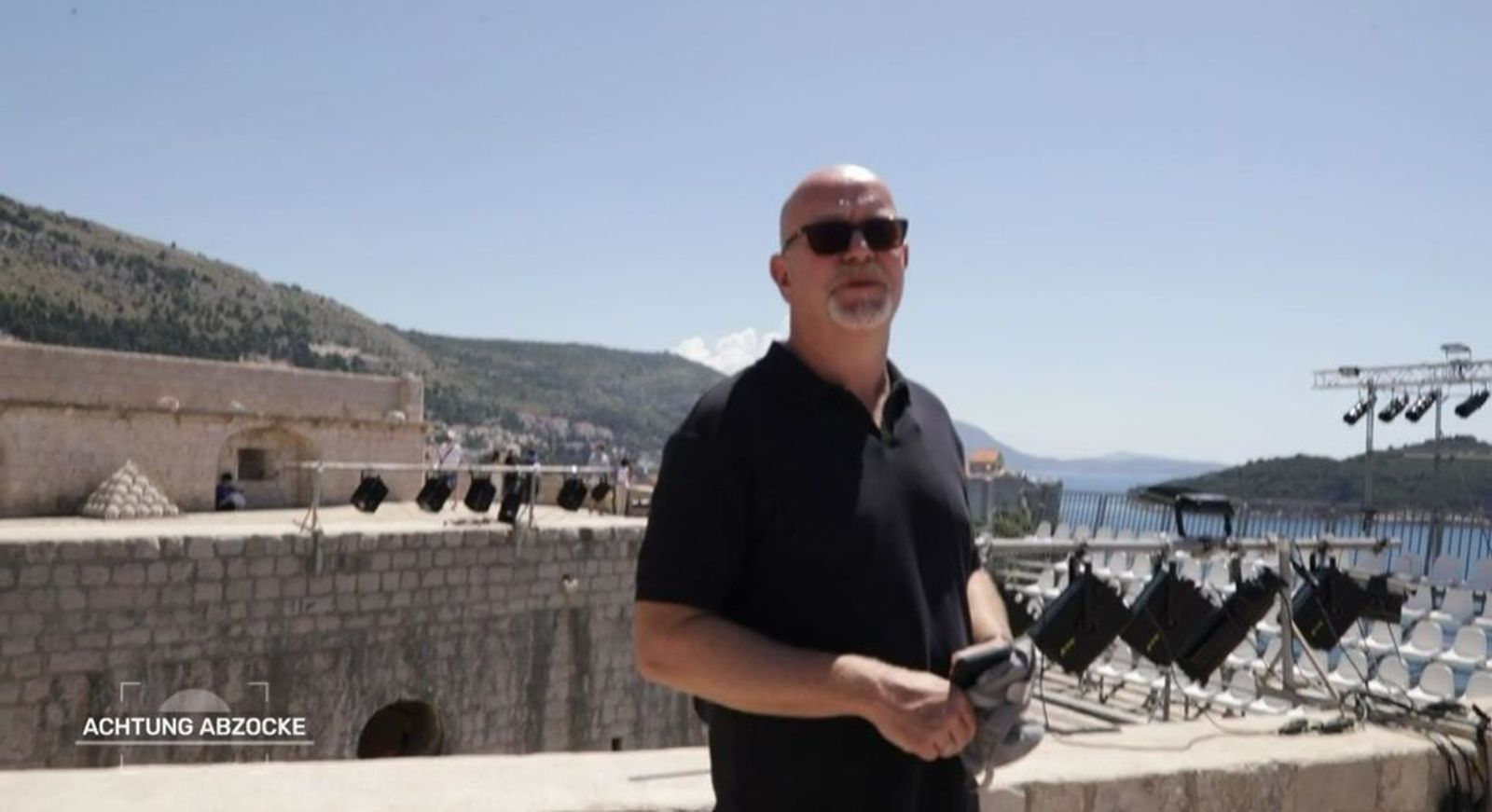 Nachdem der TV-Moderator gehört hat, was andere Touristen für eine „GOT“-Tour bezahlt haben, ist er sauer. (Bild: Joyn)