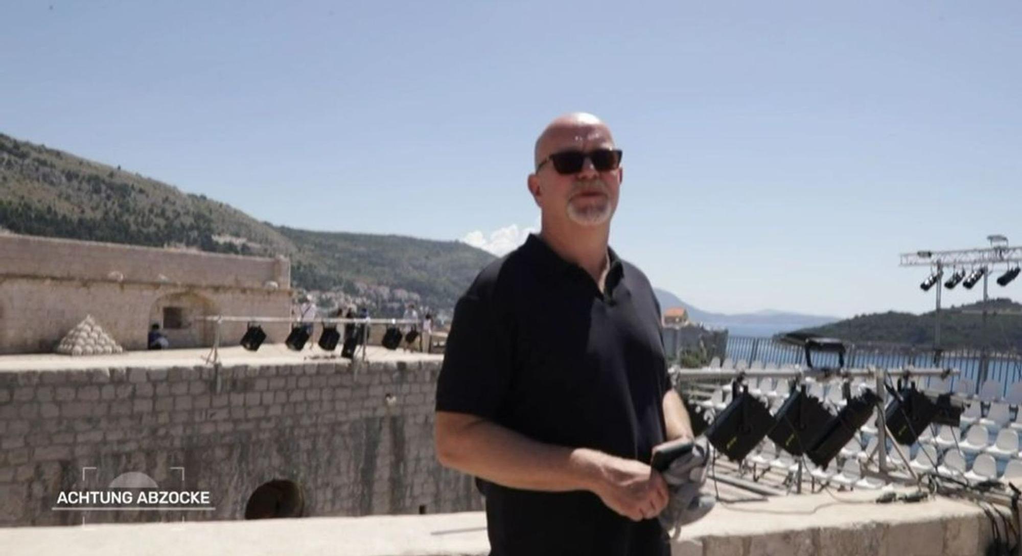 Nachdem der TV-Moderator gehört hat, was andere Touristen für eine „GOT“-Tour bezahlt haben, ist er sauer. (Bild: Joyn)