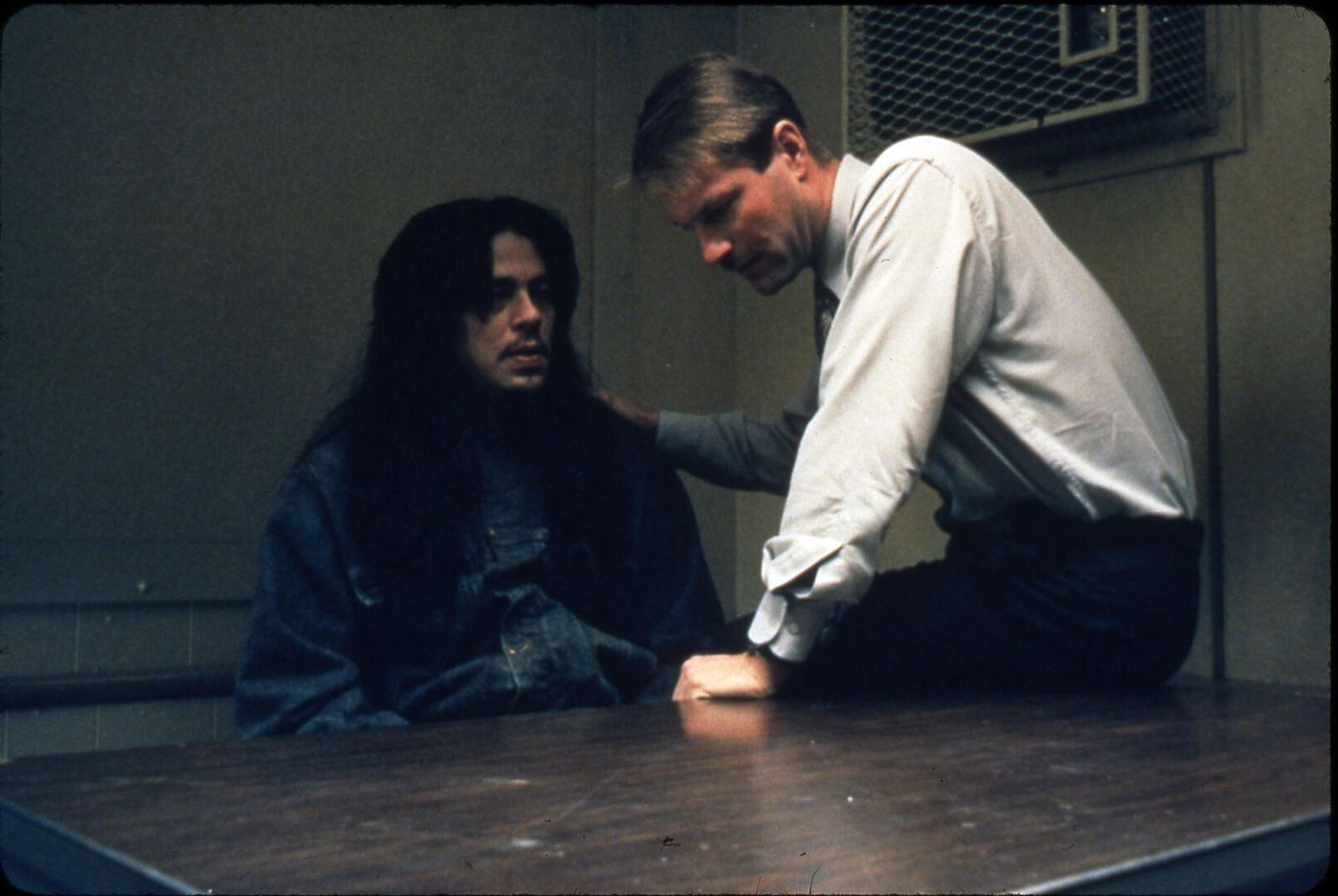 Der geistig behinderte, wegen Vergewaltigung vorbestrafte Toby Jay Wadenah (Benicio del Toro, links, mit Aaron Eckhart) wird wegen des Mordes an einem achtjährigen Mädchen verurteilt. Kurze Zeit später richtet er sich selbst. (Bild: Studio Canal/Vuelta Entertainment GmbH)