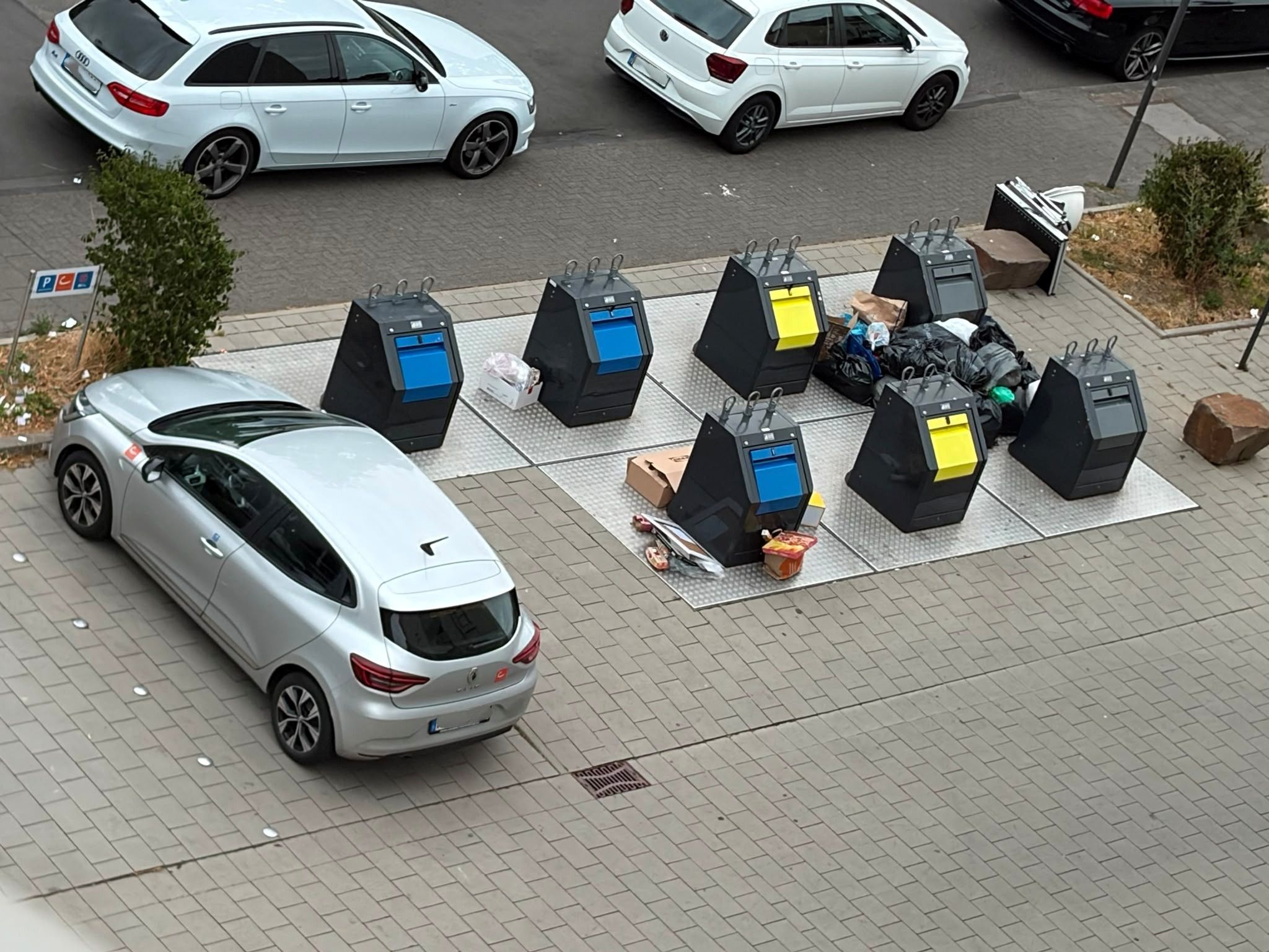 Weil falsch parkende Autos den Zugang versperrt haben, konnte die AWB wochenlang nicht die Müllcontainer in der Wuppertaler Straße leeren.