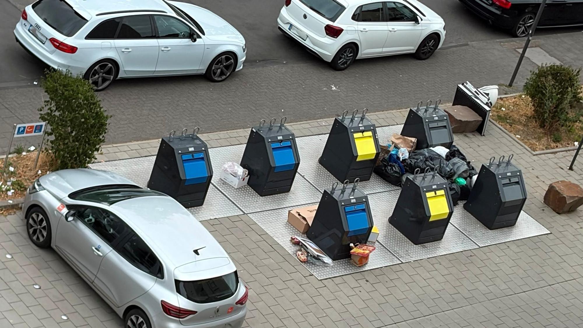 Weil falsch parkende Autos den Zugang versperrt haben, konnte die AWB wochenlang nicht die Müllcontainer in der Wuppertaler Straße leeren.