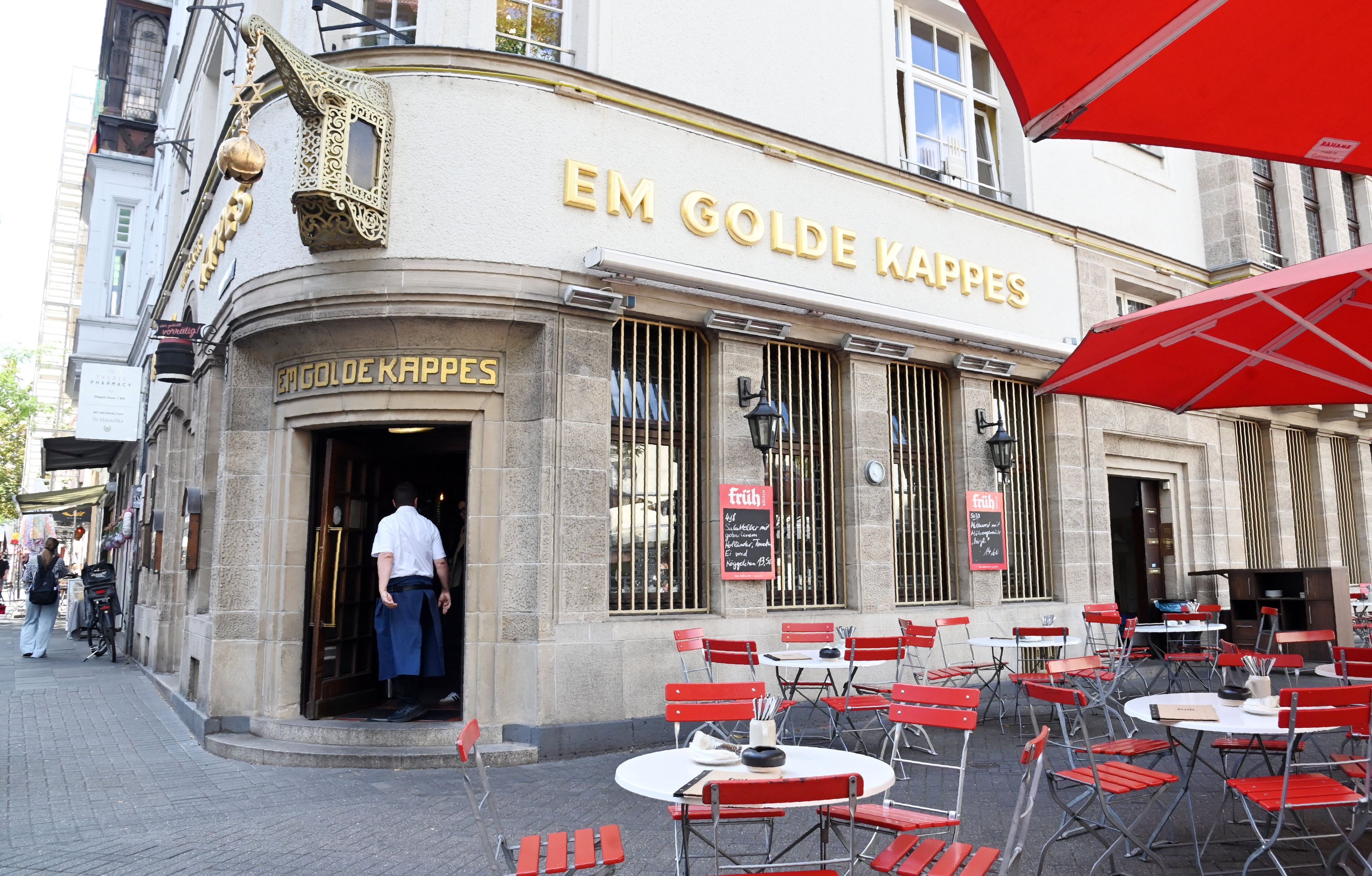 Fassade und Außengastronomie des Brauhauses „Em Golde Kappes“