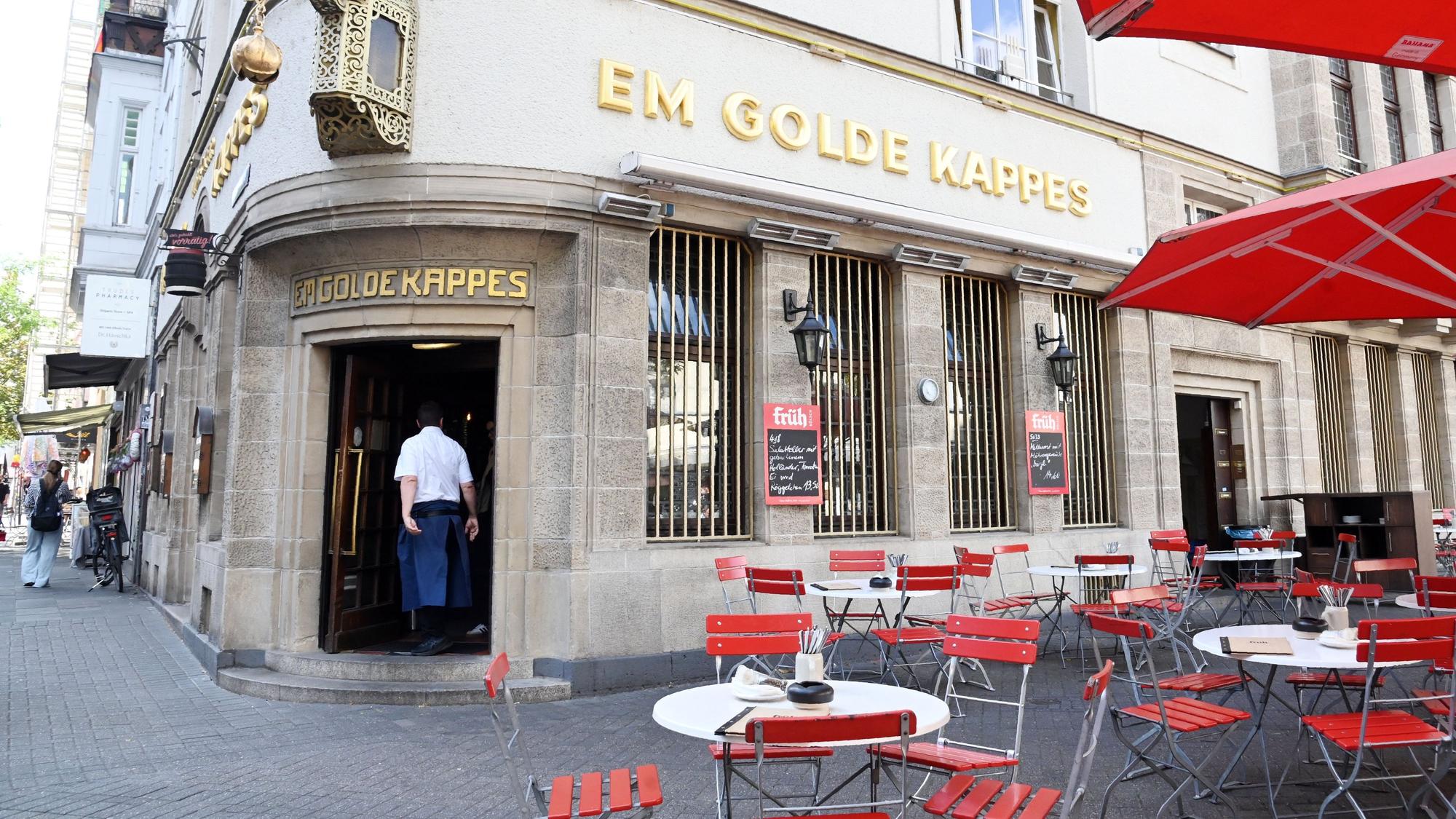 Fassade und Außengastronomie des Brauhauses „Em Golde Kappes“