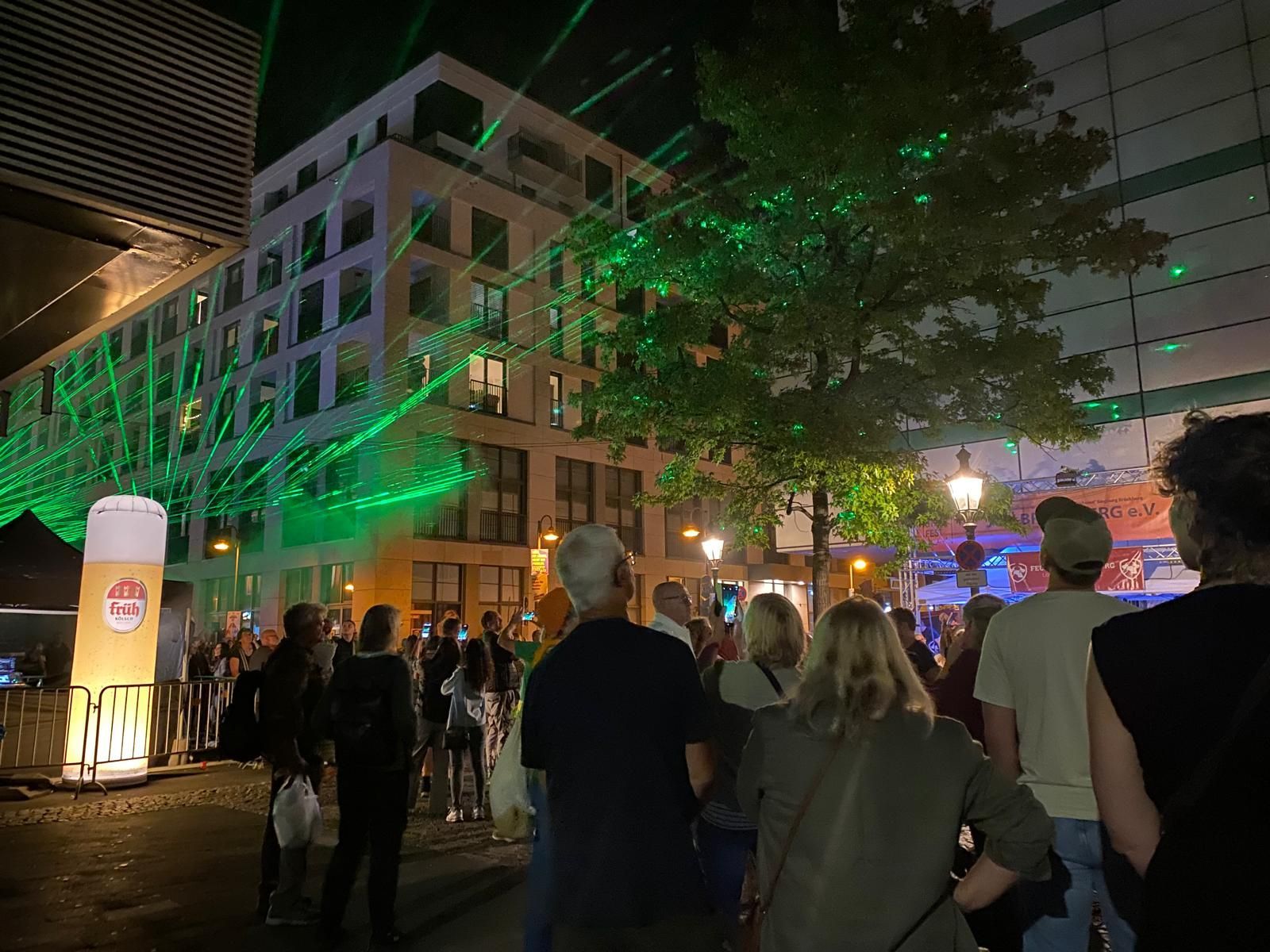 Eine Lasershow auf der Kasierstraße markierte am Sonntag den Schlusspunkt für das Siegburger Stadtfest 2025