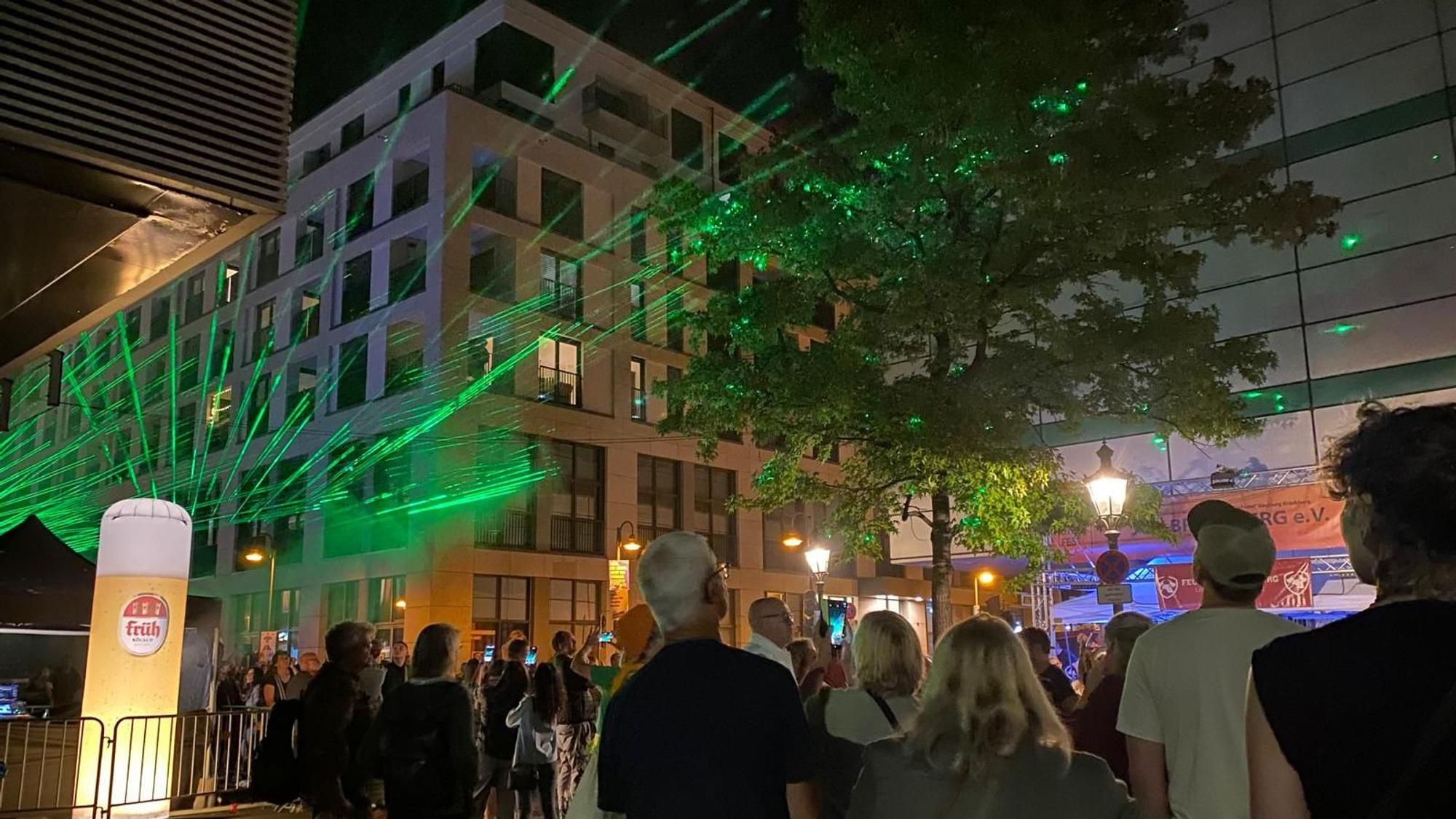 Eine Lasershow auf der Kasierstraße markierte am Sonntag den Schlusspunkt für das Siegburger Stadtfest 2025