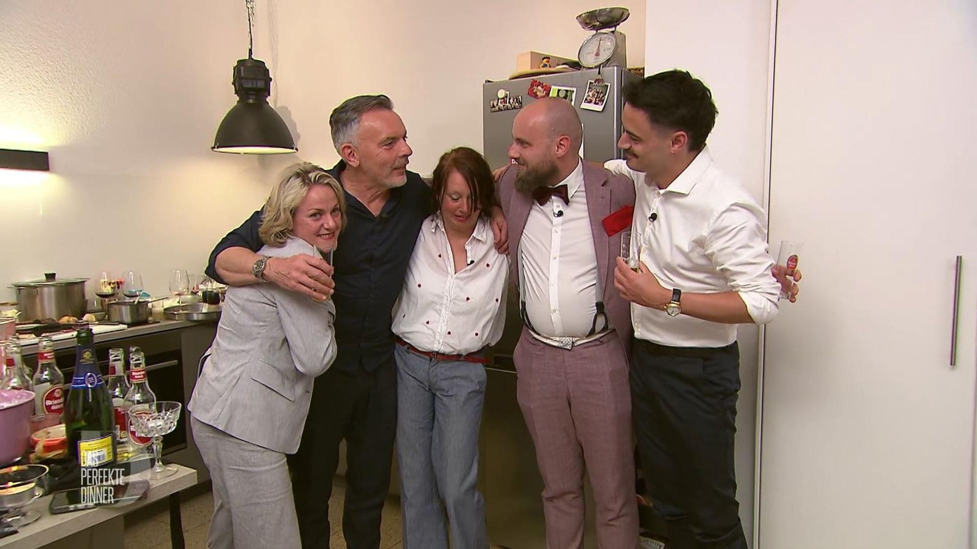 Hier haben sich fünf kochbegeisterte Freunde gefunden.
(Bild: RTL)