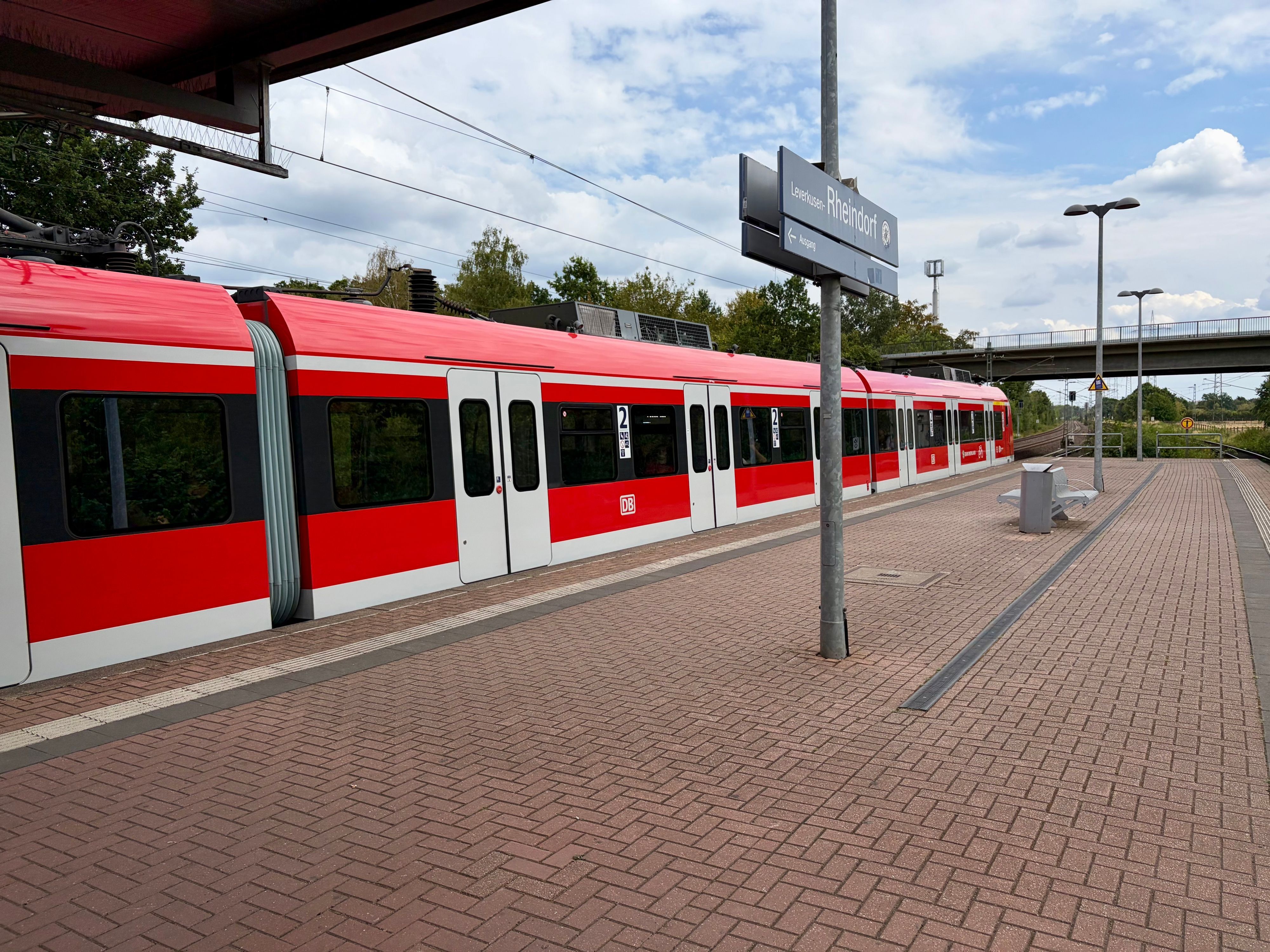 S 6 im Bahnhof Rheindorf