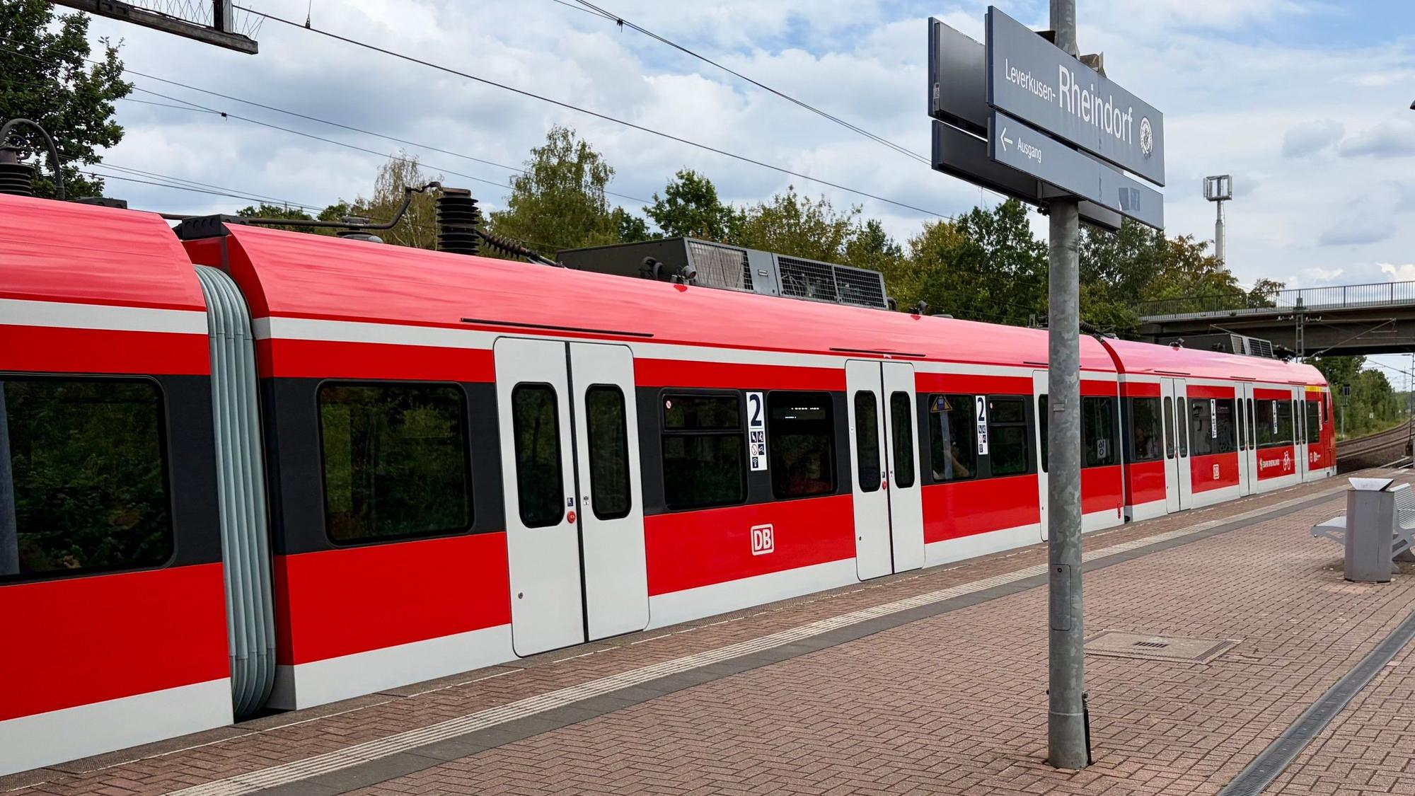 S 6 im Bahnhof Rheindorf
