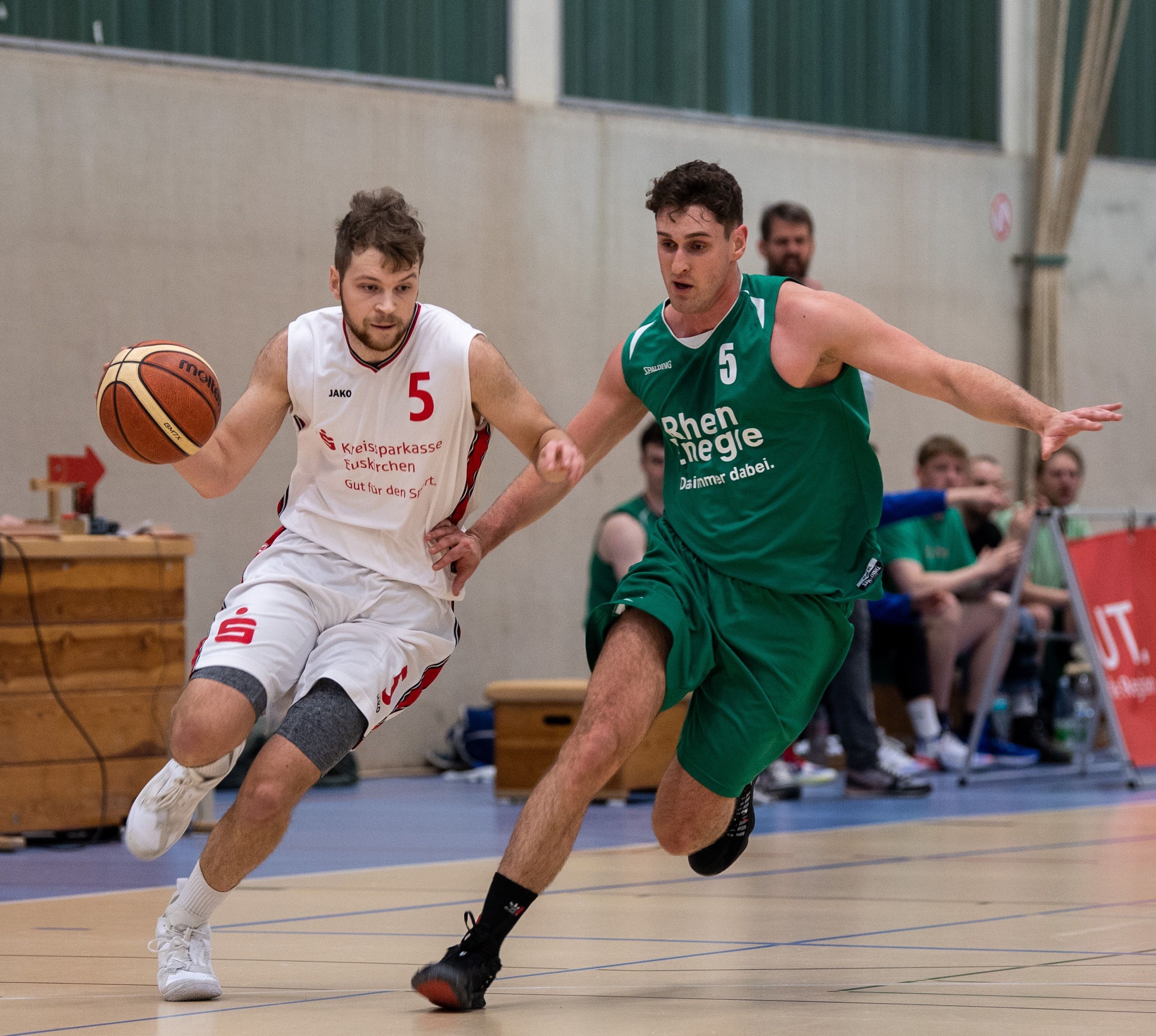 Das Bild zeigt Basketballer Philipp Greuel, wie er mit Tempo an einem Gegenspieler vorbeizieht.