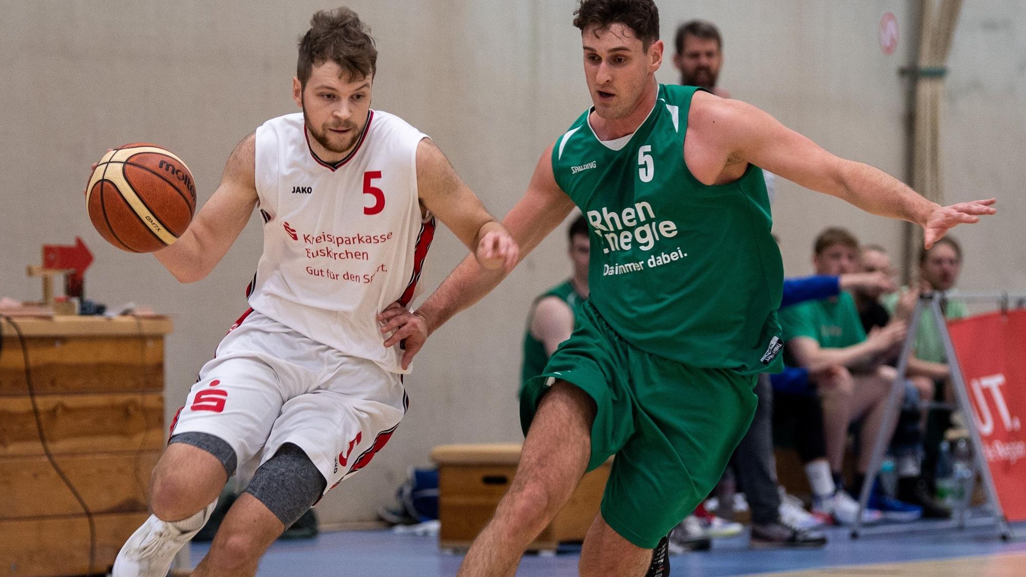 Das Bild zeigt Basketballer Philipp Greuel, wie er mit Tempo an einem Gegenspieler vorbeizieht.