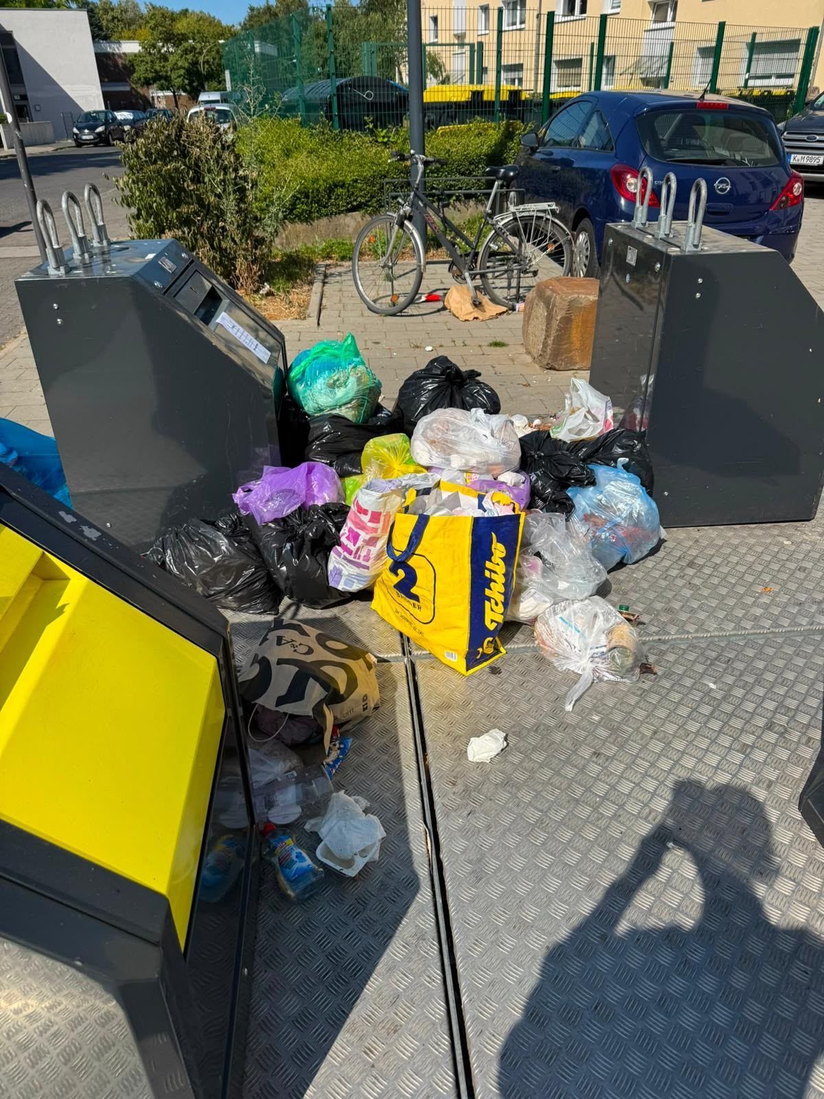 Der Müll häuft sich um die Container in Buchheim.