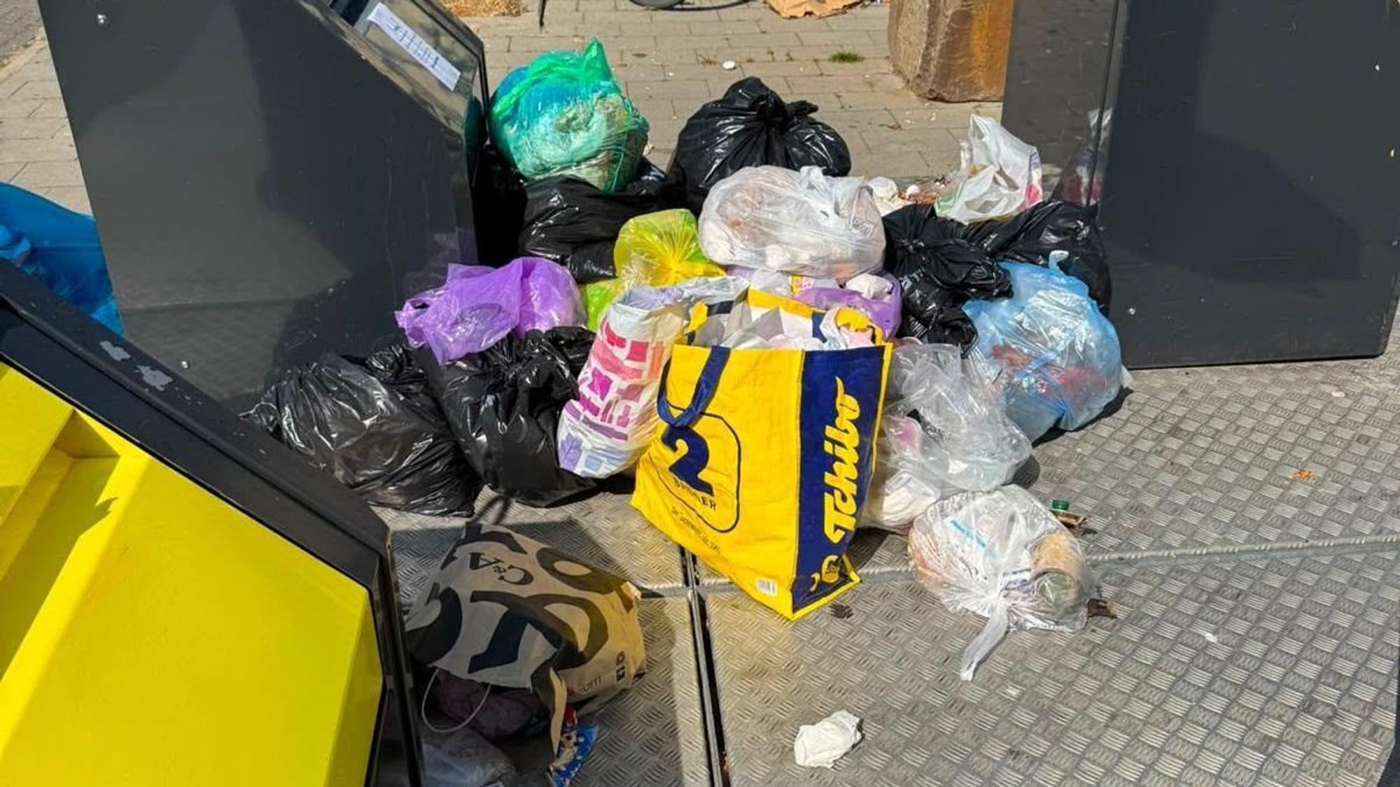 Der Müll häuft sich um die Container in Buchheim.