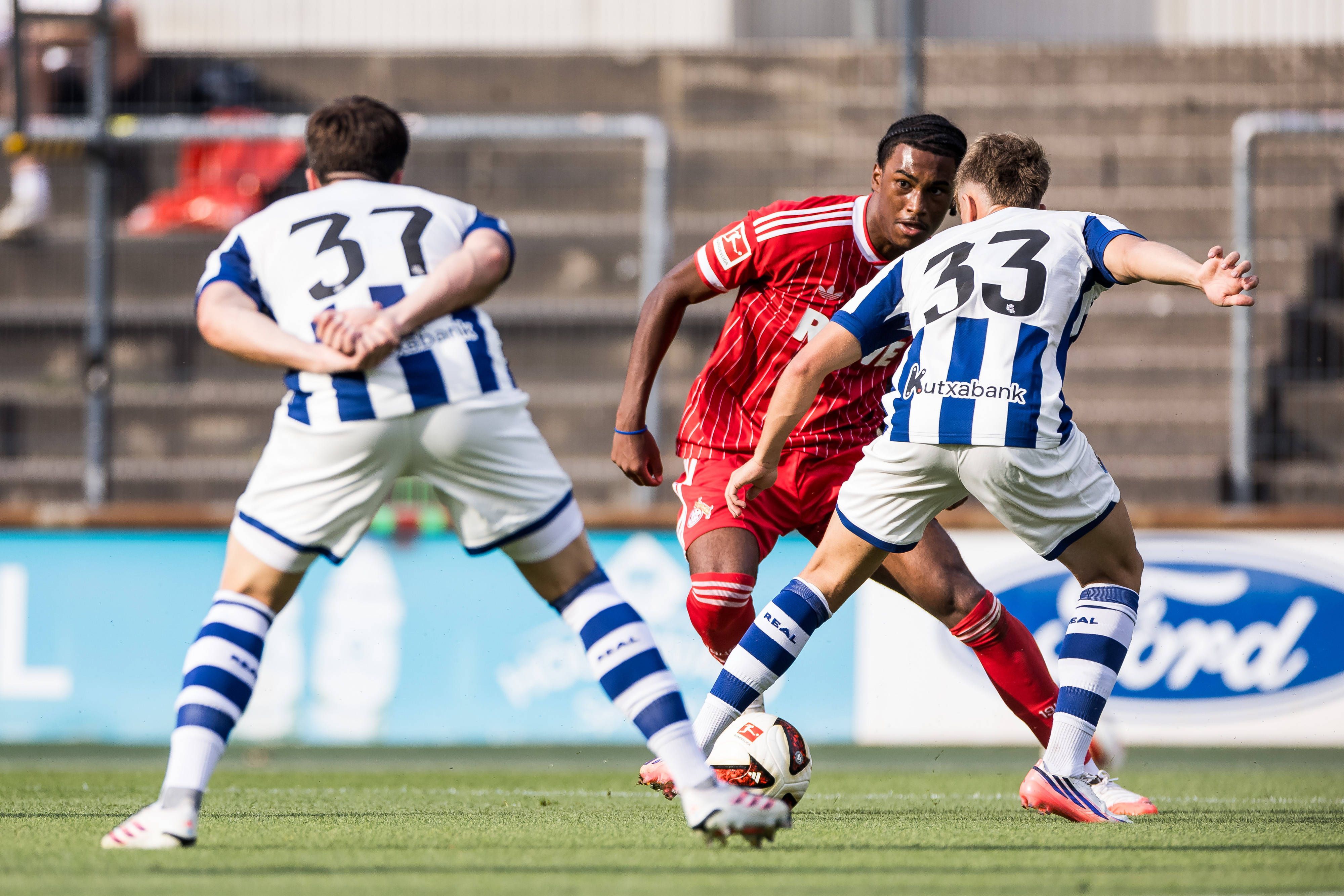 Reigan Heskey setzt zum Dribbling an.
