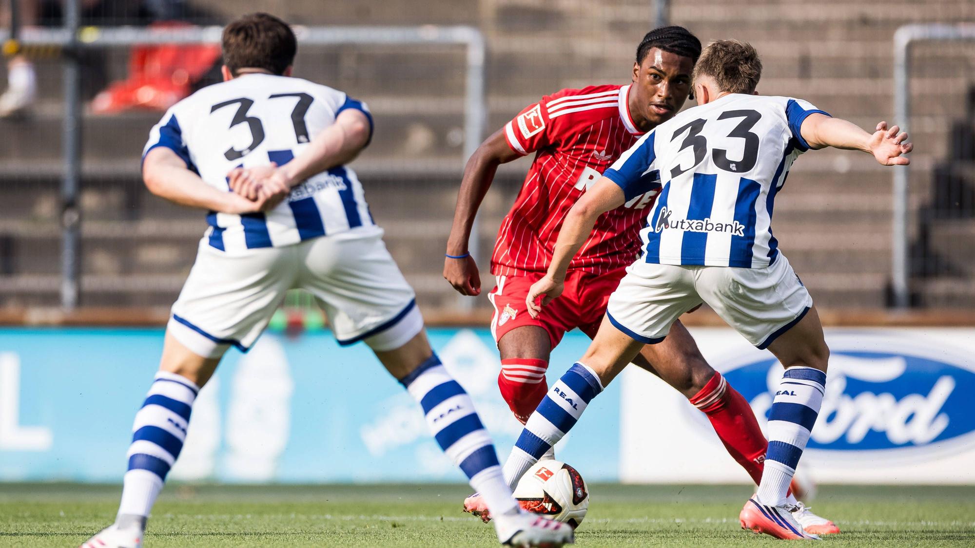 Reigan Heskey setzt zum Dribbling an.