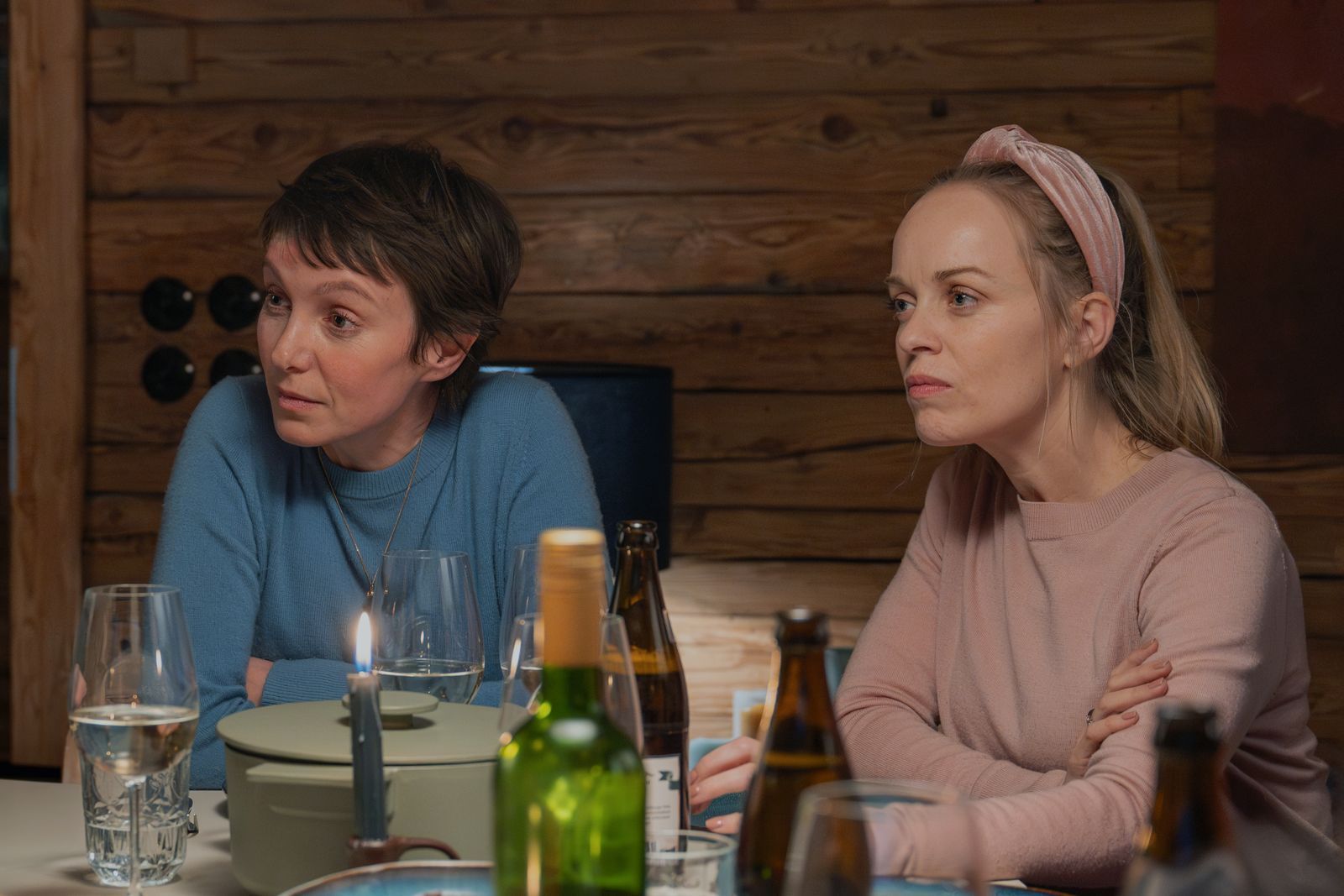 Juliane (Julia Koschitz, links) und Paula (Friederike Kempter) könnten nicht unterschiedlicher sein. Die beiden beweisen, dass echte Freundschaft auch große Hürden überwinden kann. (Bild: ZDF/Stefanie Leo)