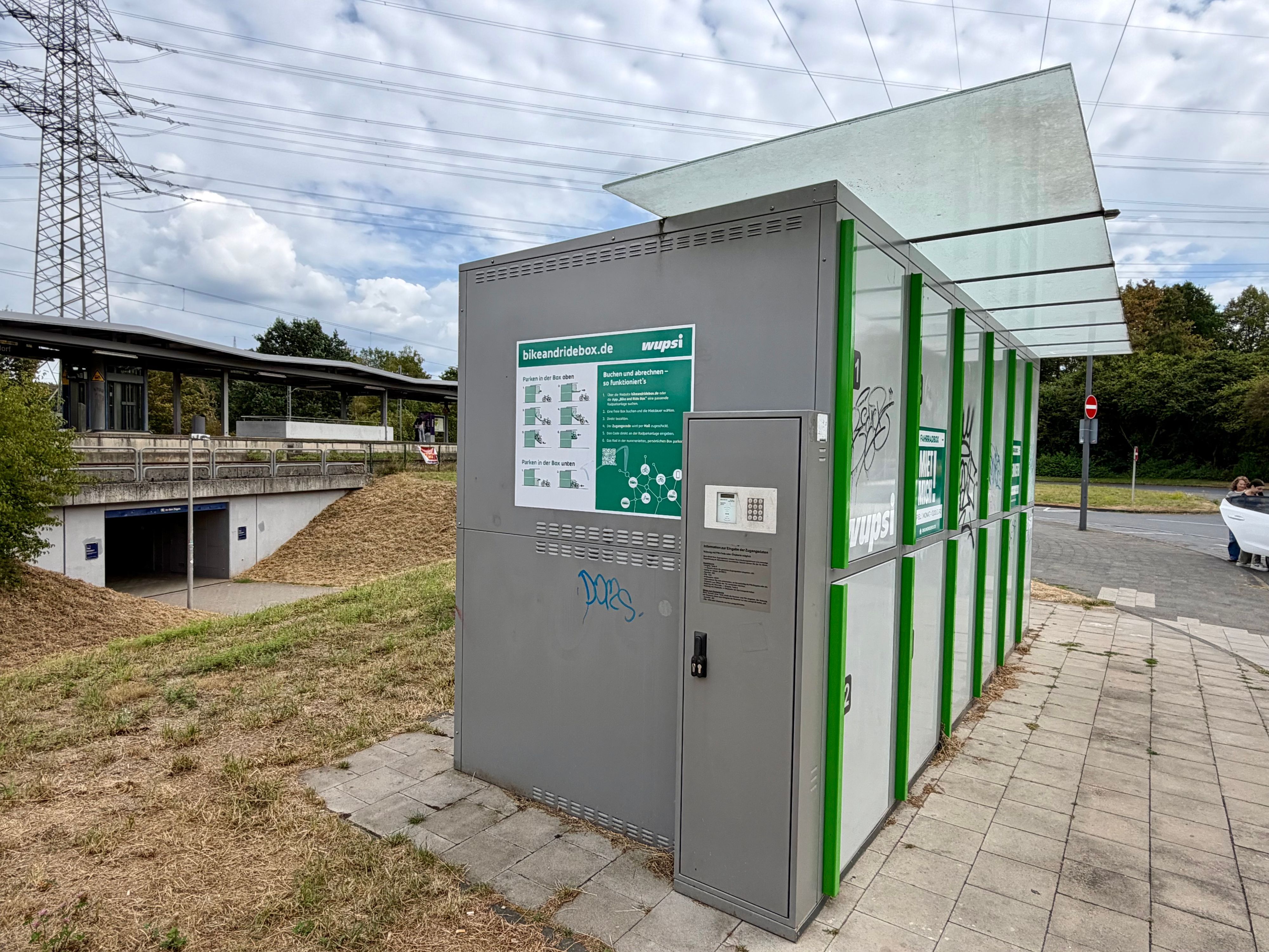 Fahrradboxen am Rheindorfer Bahnhof