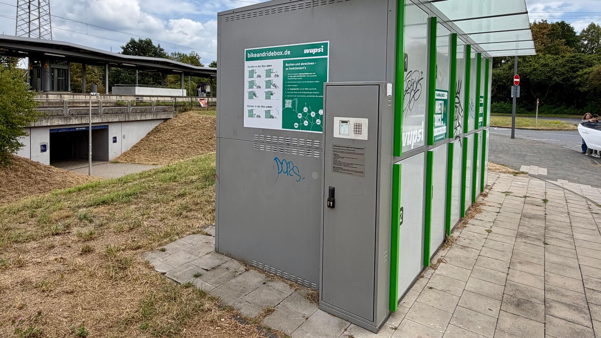 Fahrradboxen am Rheindorfer Bahnhof