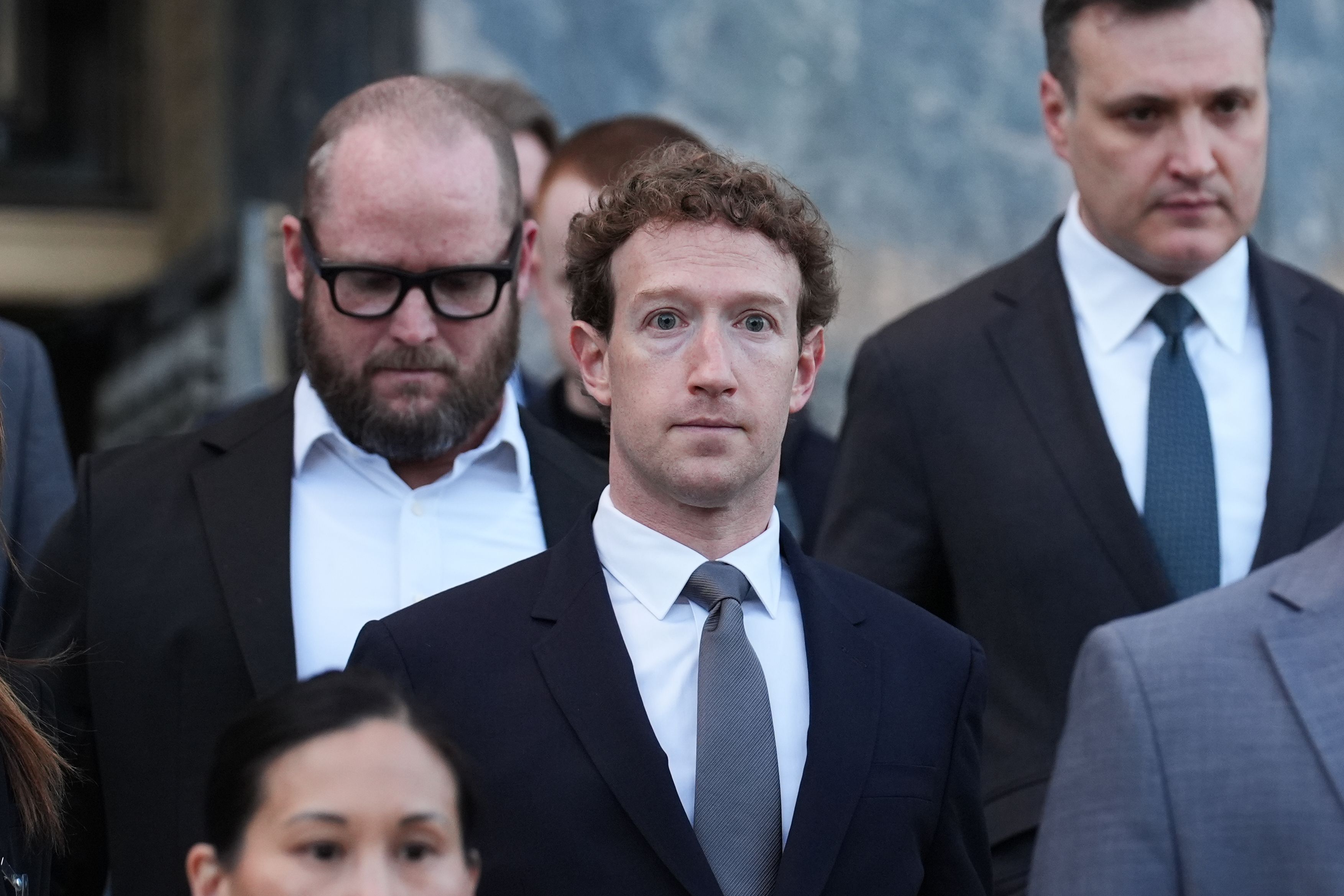 Meta-CEO ist Mark Zuckerberg. Das Bild zeigt ihn in einem Gerichtssaal, nachdem er in einem Prozess um das Suchtpotenzial sozialer Medien ausgesagt hat. (Archivbild)