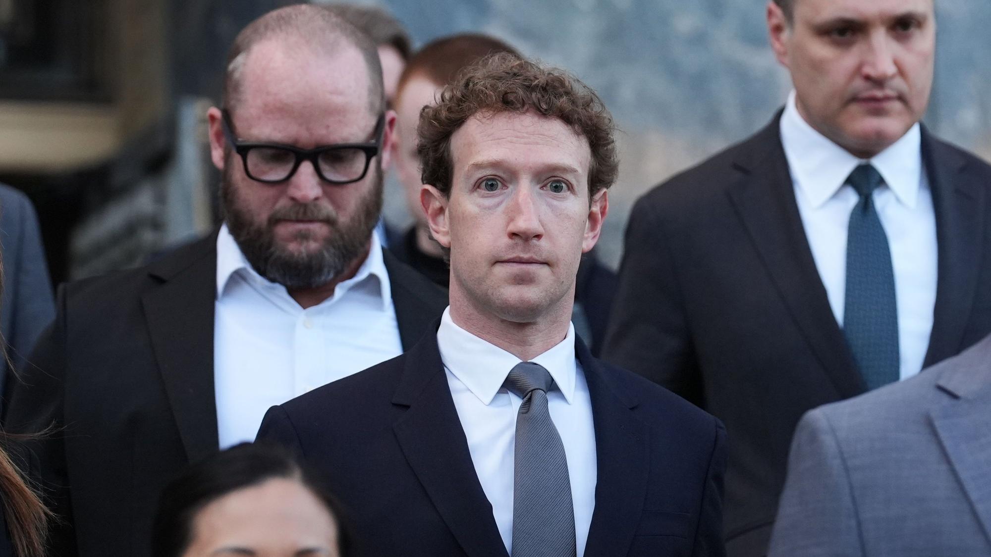 Meta-CEO ist Mark Zuckerberg. Das Bild zeigt ihn in einem Gerichtssaal, nachdem er in einem Prozess um das Suchtpotenzial sozialer Medien ausgesagt hat. (Archivbild)