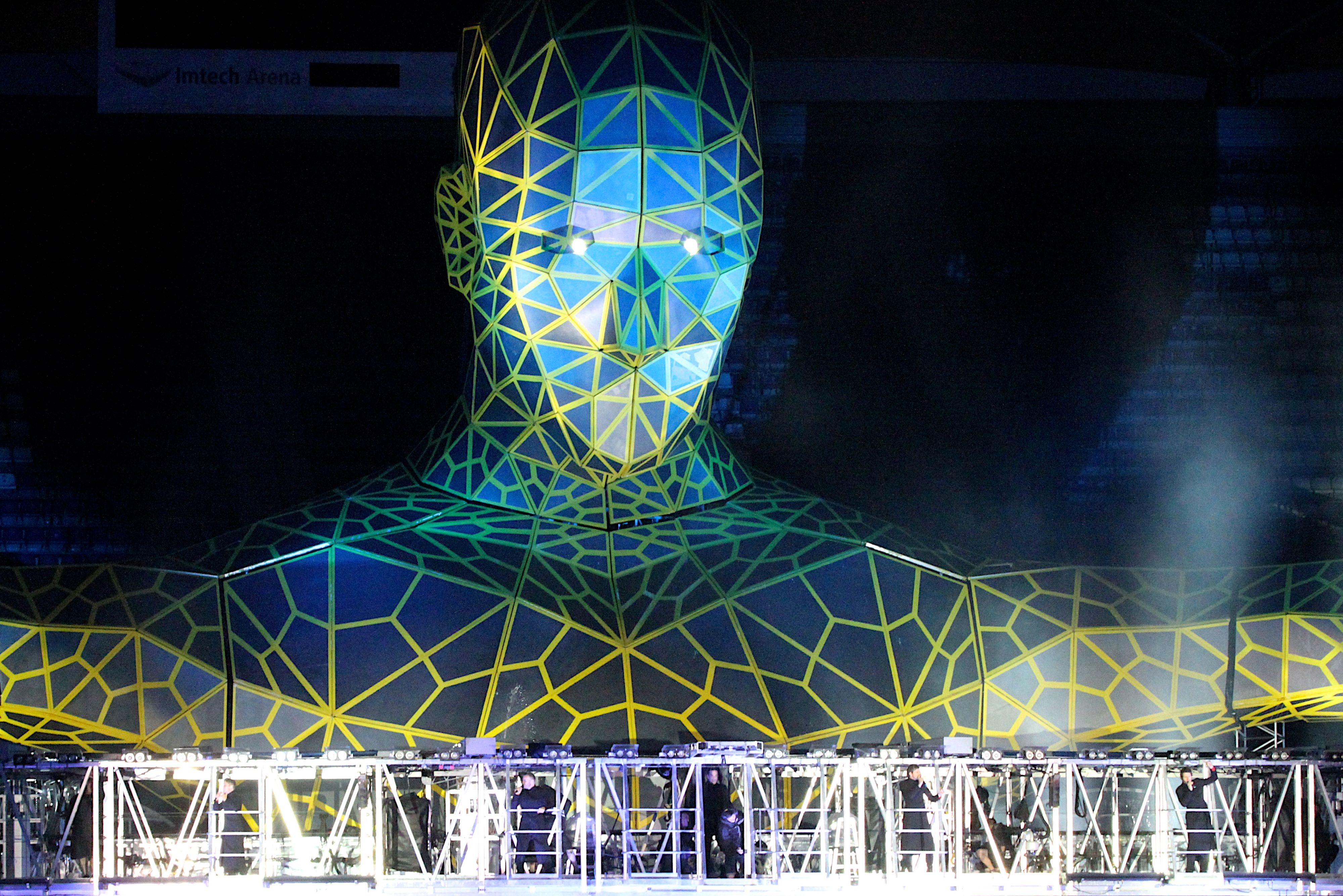 Take That auf ihrer „Progress-Tour“ live in Hamburg. Im Hintergrund ist der gigantische „OM“ zu sehen.