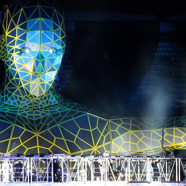 Take That auf ihrer „Progress-Tour“ live in Hamburg. Im Hintergrund ist der gigantische „OM“ zu sehen.