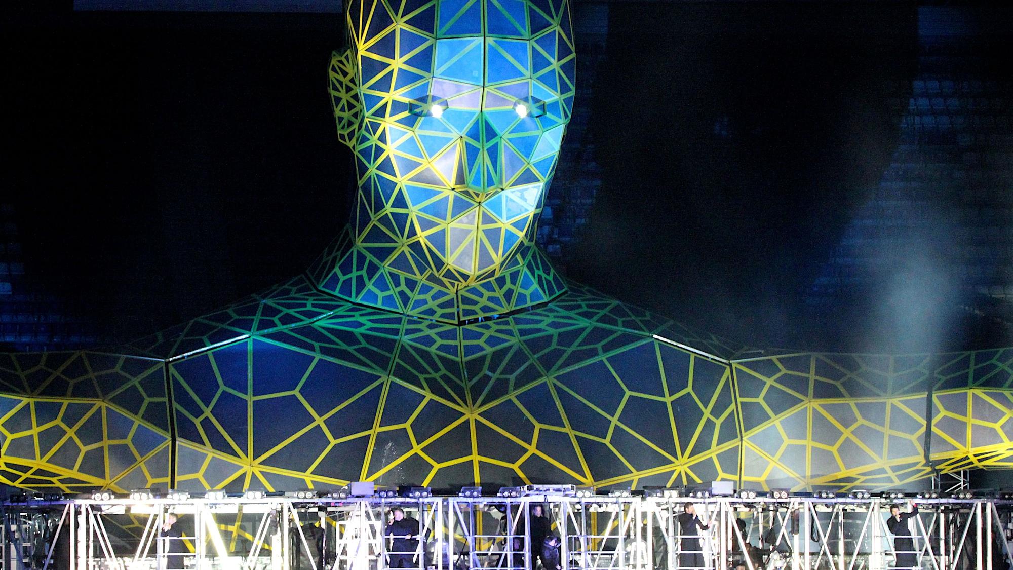 Take That auf ihrer „Progress-Tour“ live in Hamburg. Im Hintergrund ist der gigantische „OM“ zu sehen.