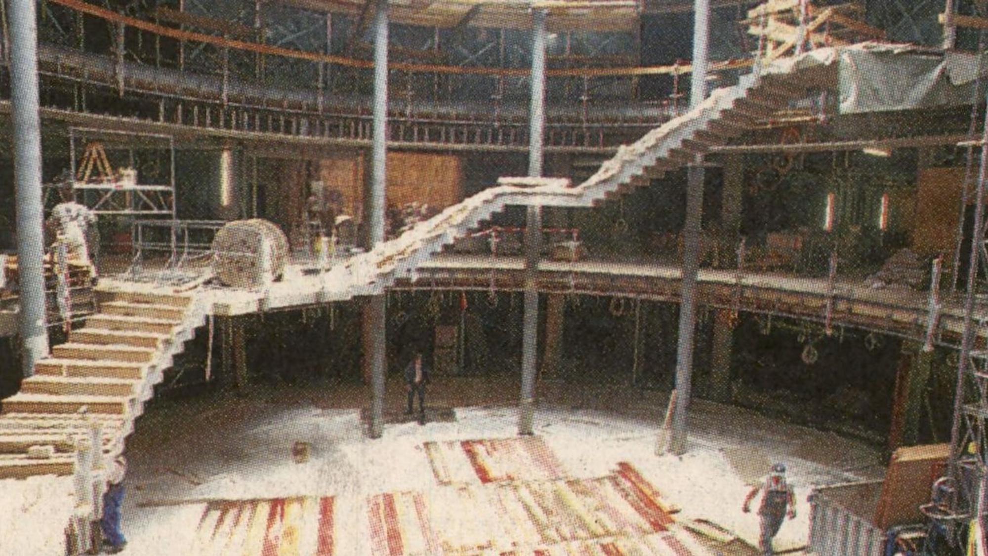 Eine elegant geschwungene Treppenkonstruktion dominiert den Innenhof der Neumarkt Galerie. Von hier aus erreichen die Besucher mit Aufzügen und Rolltreppen die Verkaufsebenen.