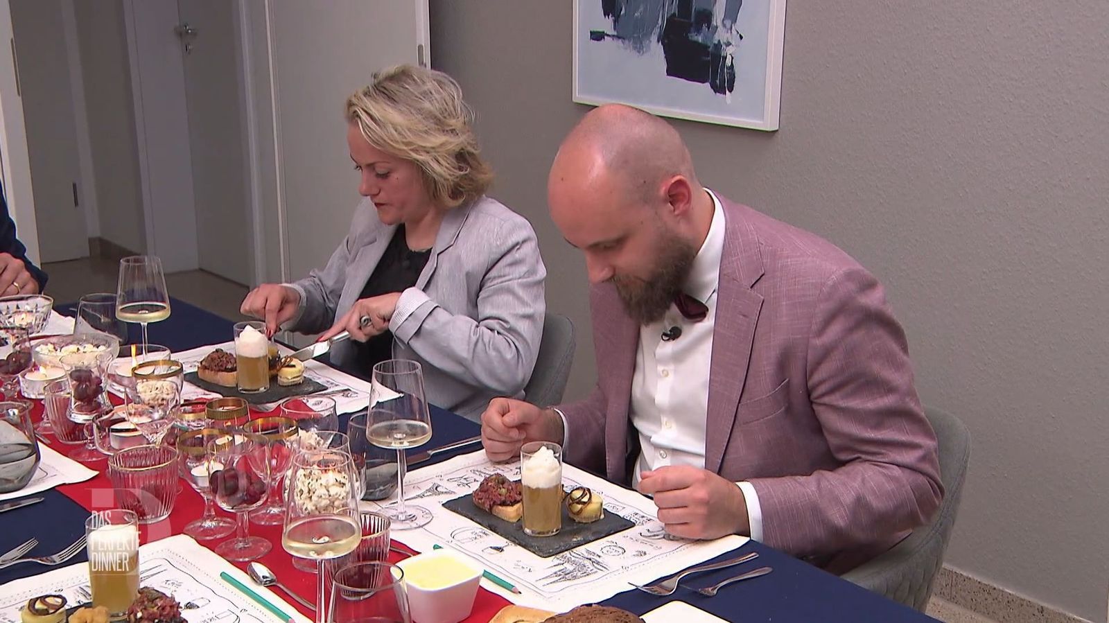 Shirin und Frederik sind von den kleinen Vorspeisen-Variationen begeistert.
 (Bild: RTL)