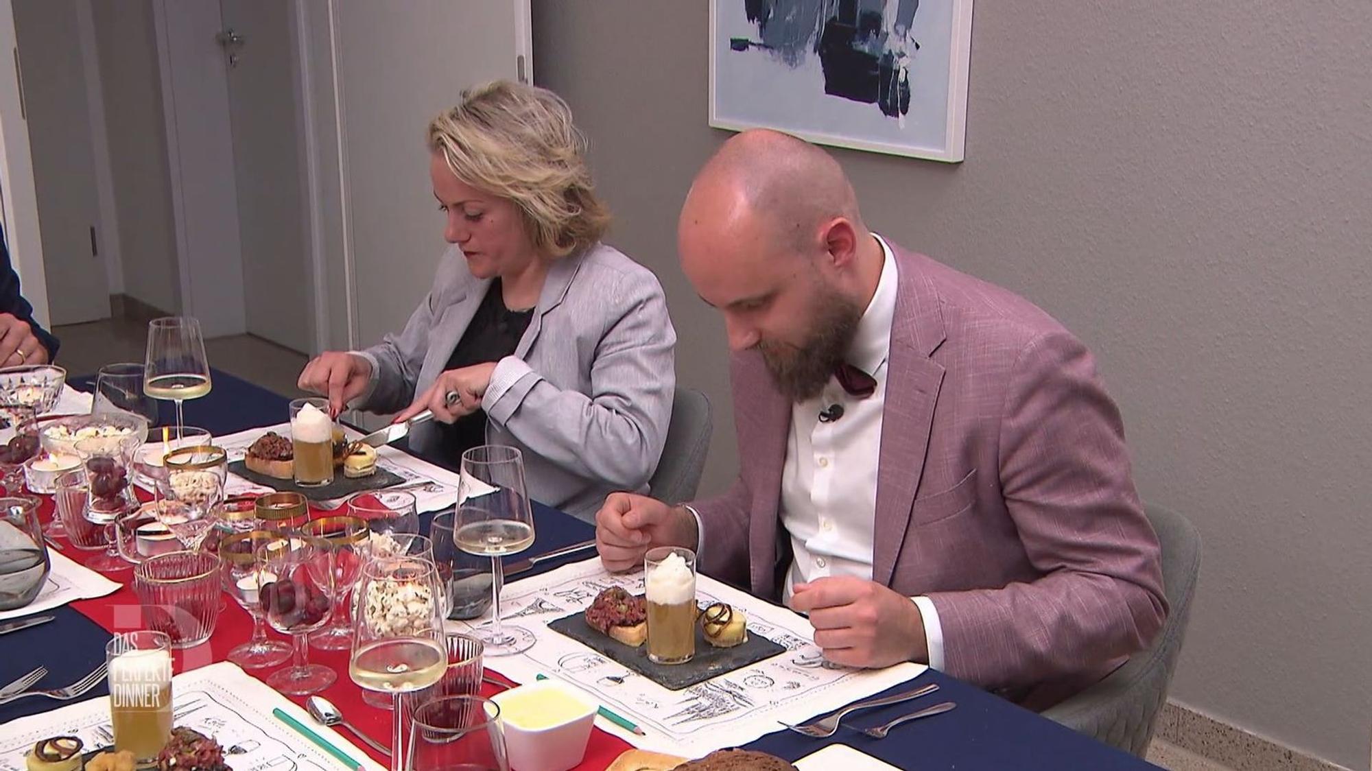 Shirin und Frederik sind von den kleinen Vorspeisen-Variationen begeistert.
(Bild: RTL)