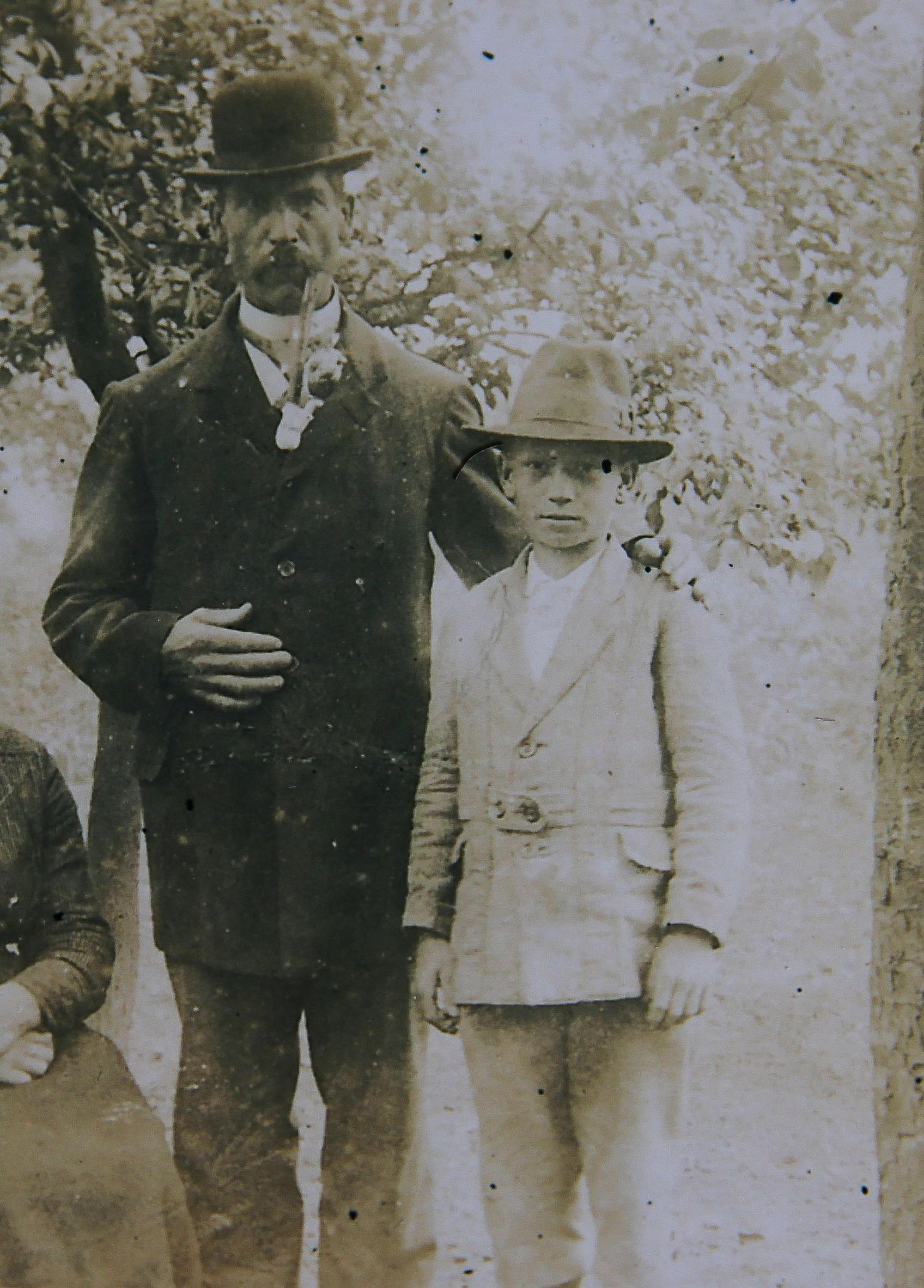 Der Gründer des Friseurgeschäftes Paul Wahle mit seinem Sohn Theodor