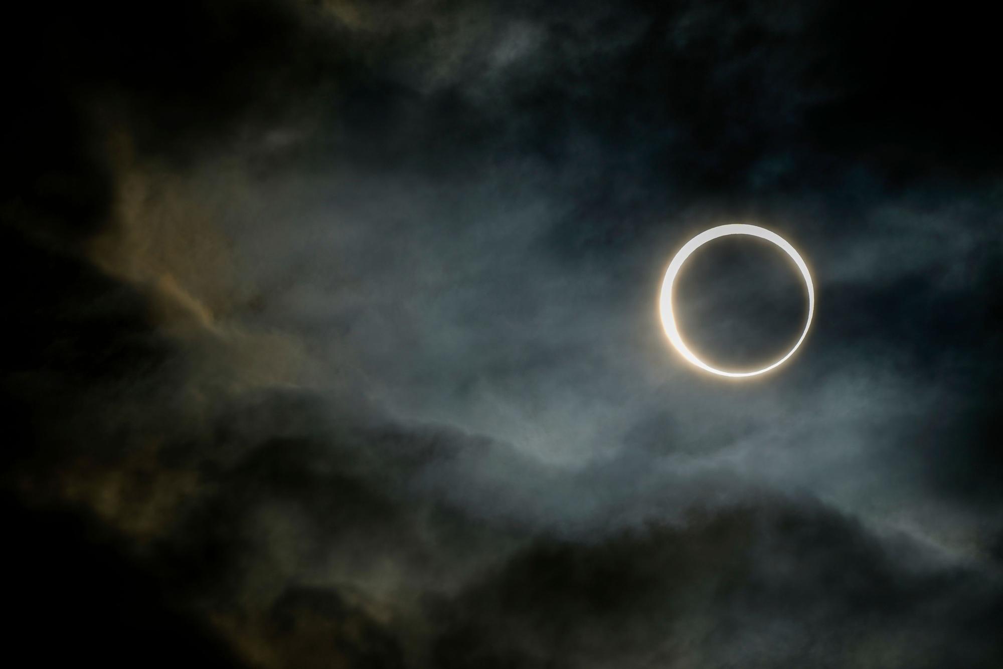 Dieses Foto zeigt die weltweit letzte totale Sonnenfinsternis im Jahr 2024, es wurde in Argentinien aufgenommen. Die Sonne wird vom Mond verdeckt. (Archivbild)