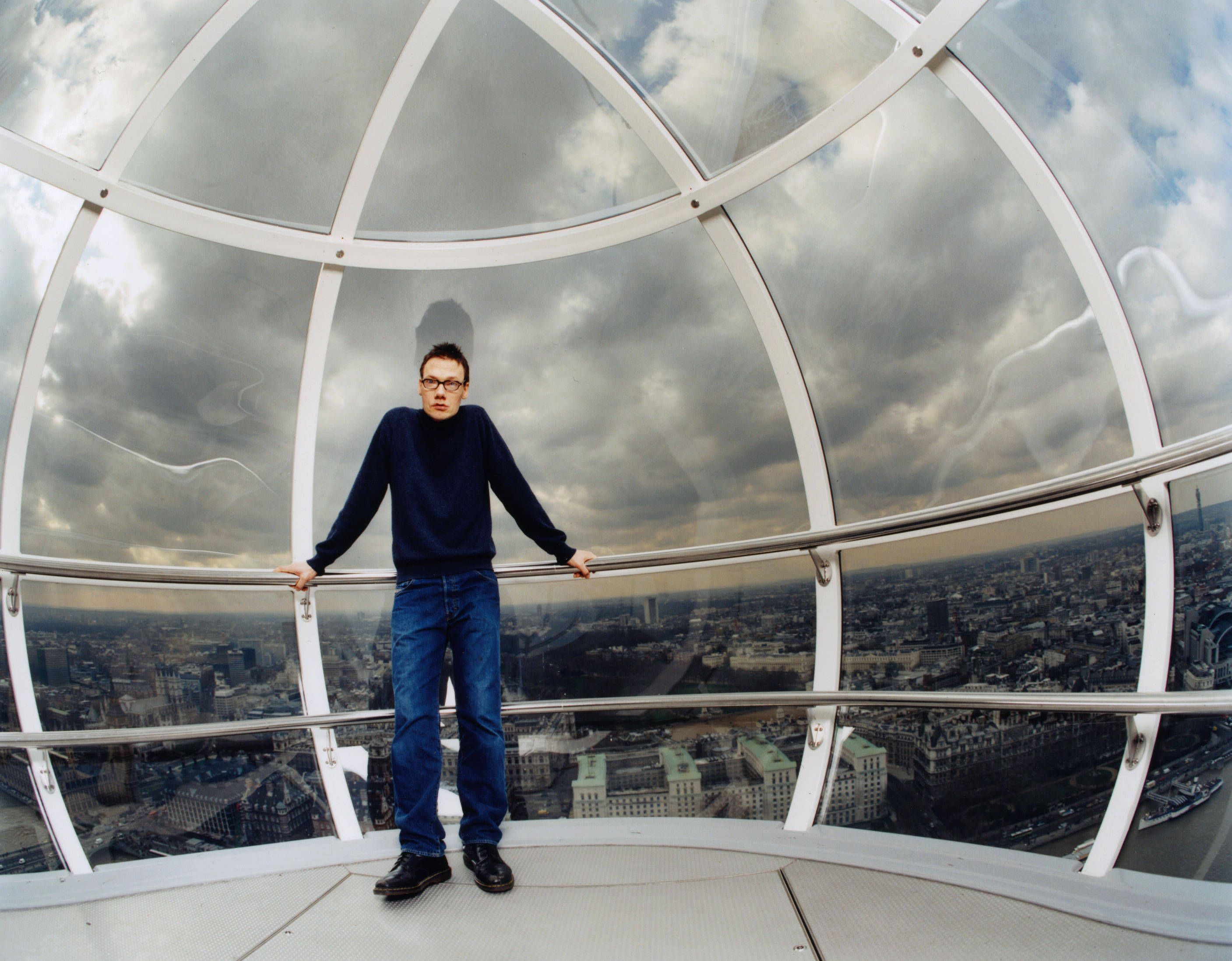 William Orbit steht in einer Kuppel.