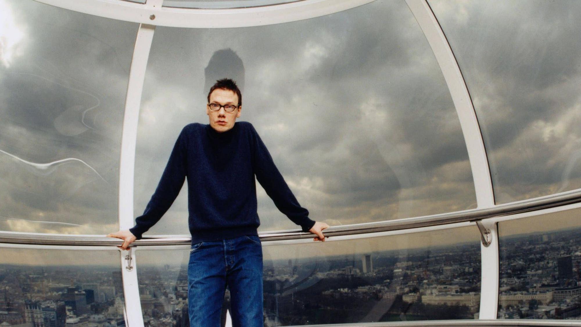William Orbit steht in einer Kuppel.