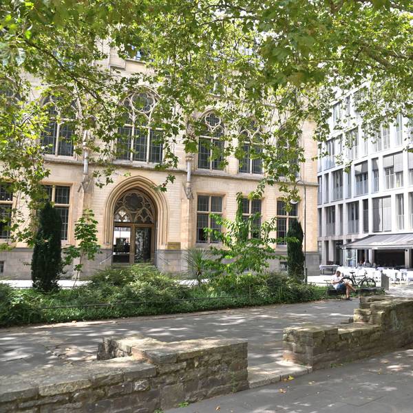 In dem neugotischen Gebäude links war einst das Historische Archiv der Stadt untergebracht, heute ist es ein Luxus-Hotel. Rechts die Außengastronomie des Restaurants La Fonda.