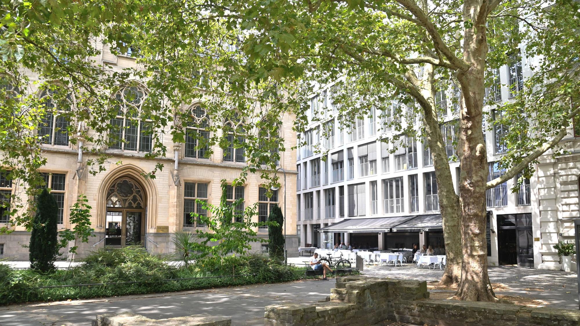 In dem neugotischen Gebäude links war einst das Historische Archiv der Stadt untergebracht, heute ist es ein Luxus-Hotel. Rechts die Außengastronomie des Restaurants La Fonda.