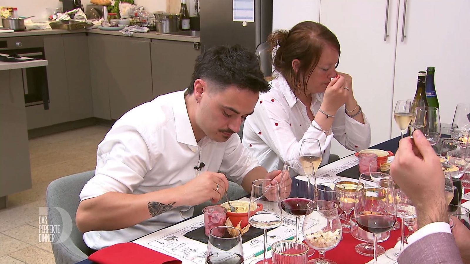 Bier im Dessert - muss das sein? Cordula findet: nein. 
 (Bild: RTL)