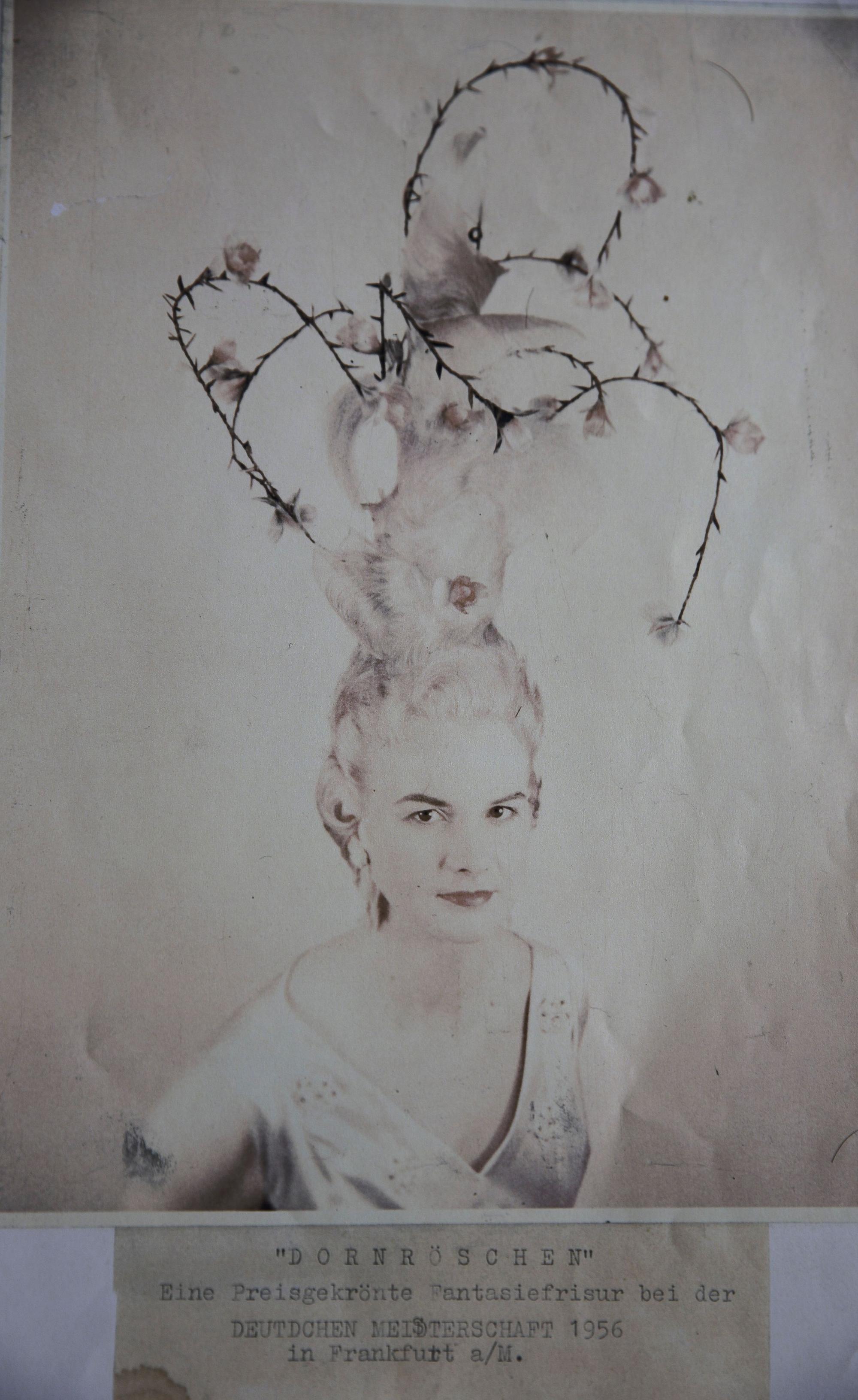Das Bild zeigt eine preisgekrönte Frisurenkreation aus einem Wettbewerb von 1956.