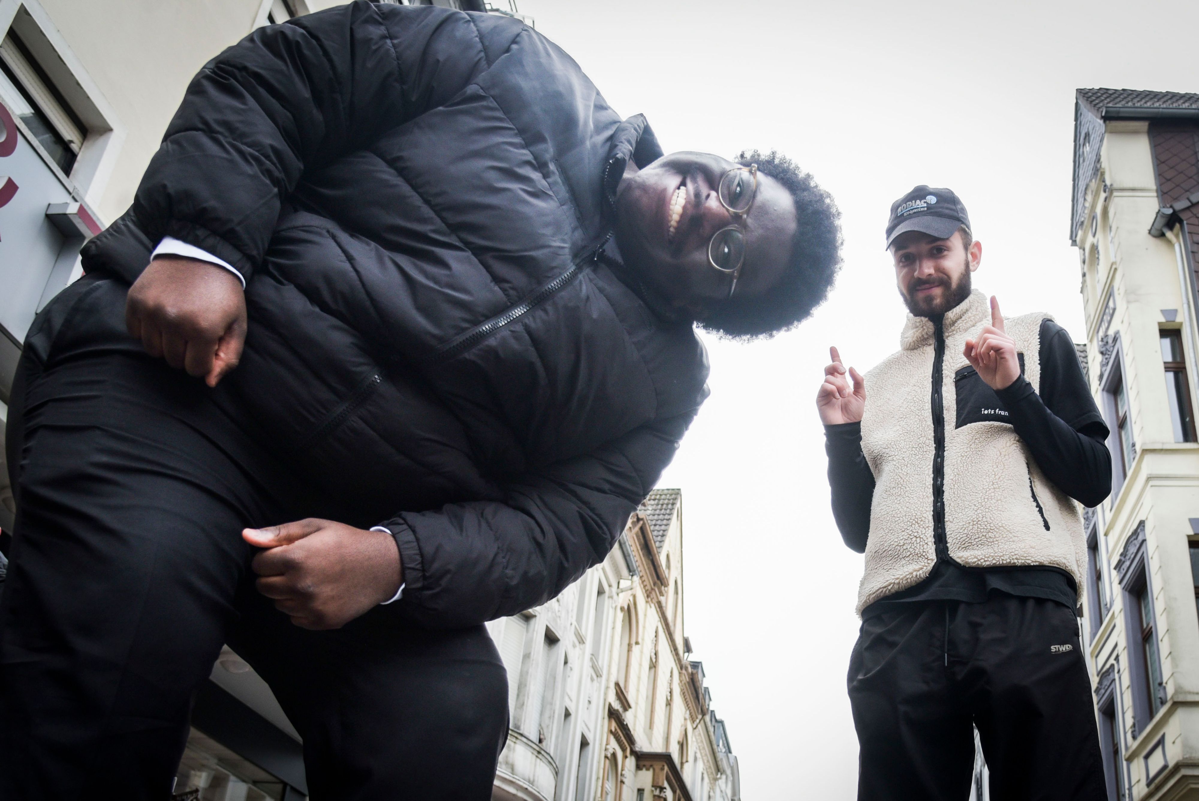 Das Musikduo Blumengarten – Rayan (l.) und Sammy wollten am Samstag auf dem Straßenfest in Ehrenfeld auftreten. (Archivbild)