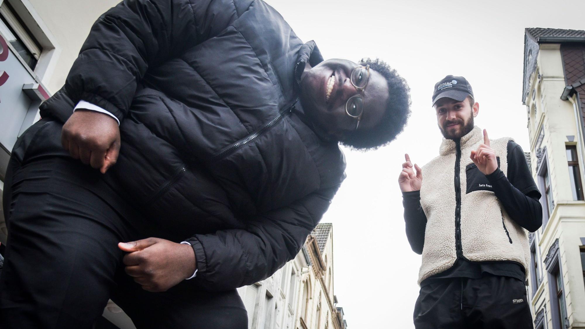 Das Musikduo Blumengarten – Rayan (l.) und Sammy wollten am Samstag auf dem Straßenfest in Ehrenfeld auftreten. (Archivbild)